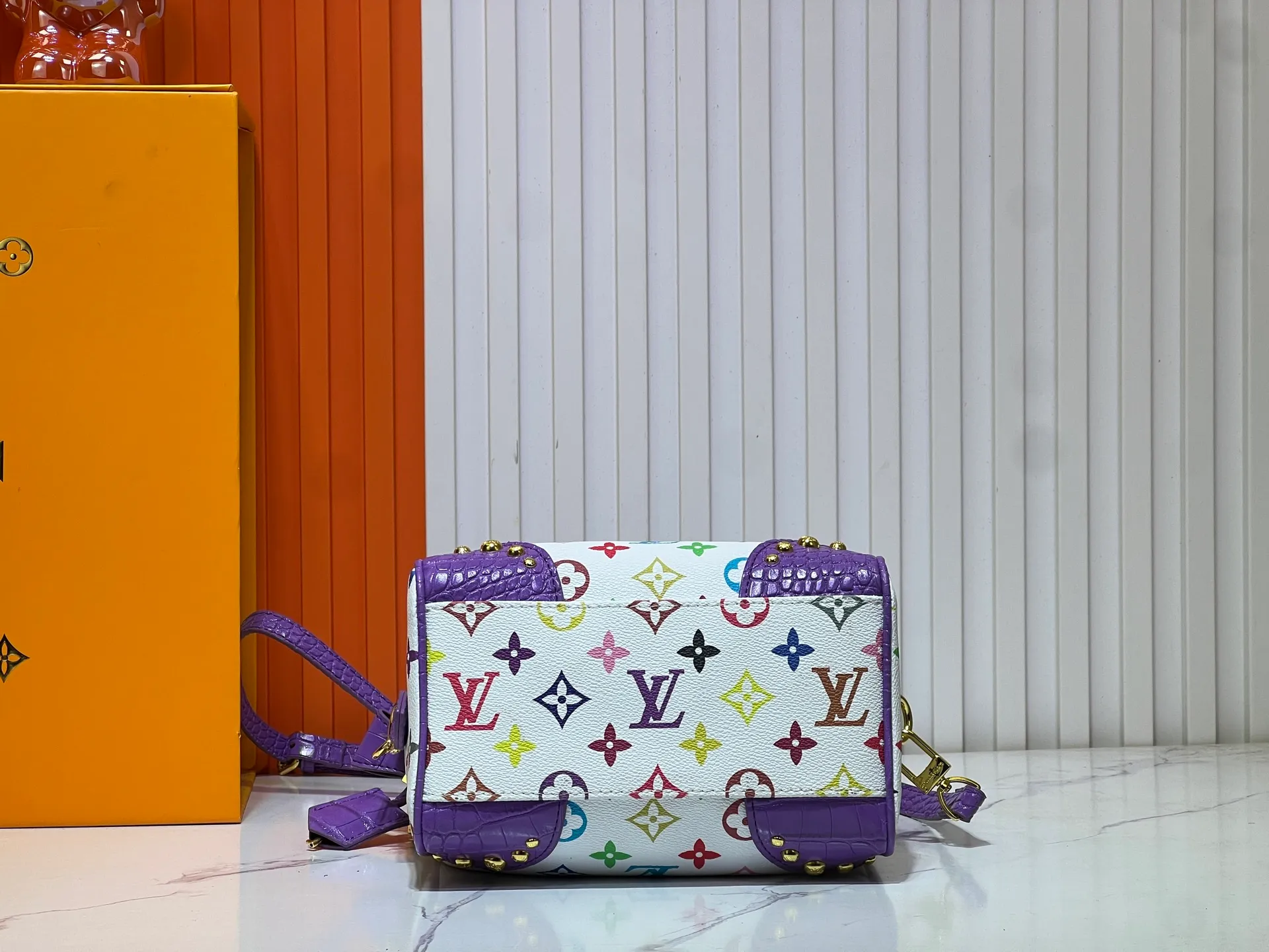 Batch 280💰Upgraded original crocodile pattern M13365 M58953 M46234 M46222 Speedy Bandoulière 20 handbag is made of soft coated canvas, and the full-length Monogram pattern is traced in colorful rainbow tones, highlighting the smart style of the Louis Vuitton x Murakami reissue series. The Toron handle and detachable shoulder strap are constructed of cow leather, the metal corners recall classic luggage elements, and the bow-shaped key bag and padlock add brand touches. Dimensions: 20.5 x 13.5 x 12.0 cm (length x height x width)