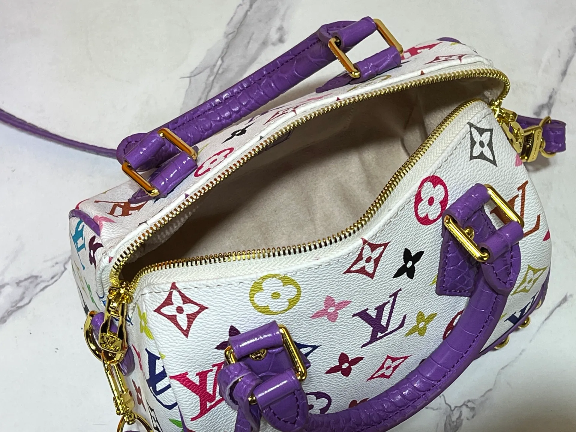 Batch 280💰Upgraded original crocodile pattern M13365 M58953 M46234 M46222 Speedy Bandoulière 20 handbag is made of soft coated canvas, and the full-length Monogram pattern is traced in colorful rainbow tones, highlighting the smart style of the Louis Vuitton x Murakami reissue series. The Toron handle and detachable shoulder strap are constructed of cow leather, the metal corners recall classic luggage elements, and the bow-shaped key bag and padlock add brand touches. Dimensions: 20.5 x 13.5 x 12.0 cm (length x height x width)