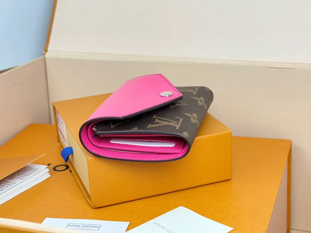 Factory price 320 [Top original order] M12285 Rose Red New Wallet 30% Off Bean Style M12390 Yellow, M12387 Red, M12885 Red, M12392 Rose Inspired by the archives of Louis Verton, "Portouille Victorine" has been updated with new colors unique to this season. Featuring a silver shutter button on a signature monolithic canvas, it's the ideal statement item for organizing and storing valuables. Dimensions: 12 x 9.5 x 2.5 cm.