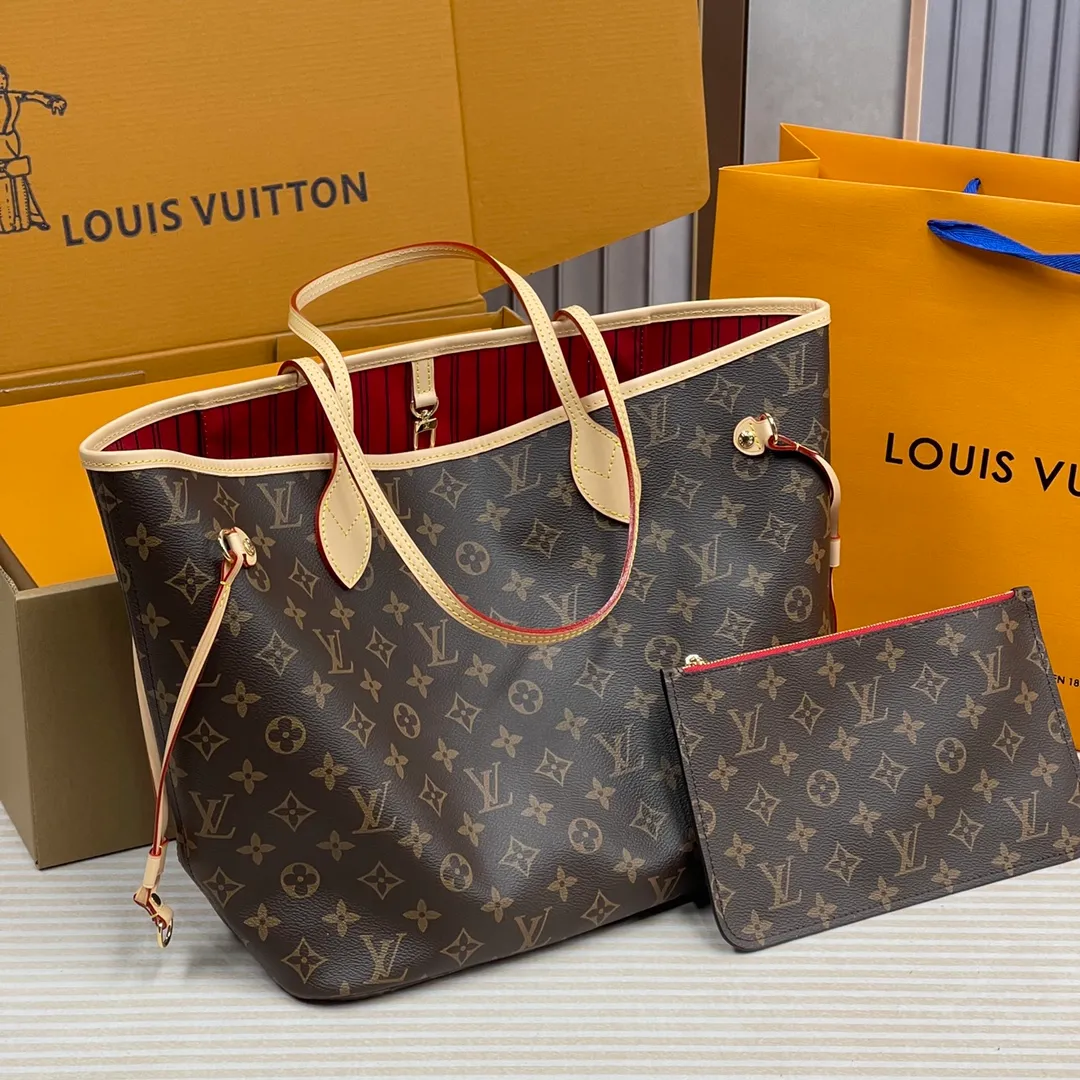 [Upgraded version] P600🐶Upgraded version. High quality. Semi-steel hardware❣️41177/Red🐶With complete packaging❣️NEVERFULL medium handbag Louis Vuitton's new interpretation of the Neverfull classic handbag, explore the exquisite details inside the bag. Redesigned interior pockets feature fresh fabric linings and vintage details inspired by the Louis Vuitton archives, most notably the detachable zippered clutch, which can be used on its own as a sophisticated clutch or as an additional pocket. Bright lining tones add a more lively feel to Monogram's classic canvas. Dimensions: 31.0 x 28.5 x 17.0 cm