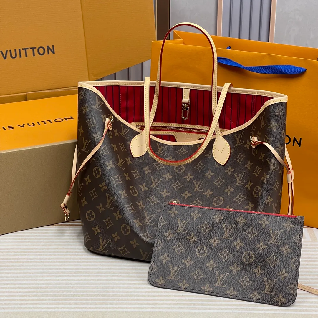 [Upgraded version] P600🐶Upgraded version. High quality. Semi-steel hardware❣️41177/Red🐶With complete packaging❣️NEVERFULL medium handbag Louis Vuitton's new interpretation of the Neverfull classic handbag, explore the exquisite details inside the bag. Redesigned interior pockets feature fresh fabric linings and vintage details inspired by the Louis Vuitton archives, most notably the detachable zippered clutch, which can be used on its own as a sophisticated clutch or as an additional pocket. Bright lining tones add a more lively feel to Monogram's classic canvas. Dimensions: 31.0 x 28.5 x 17.0 cm