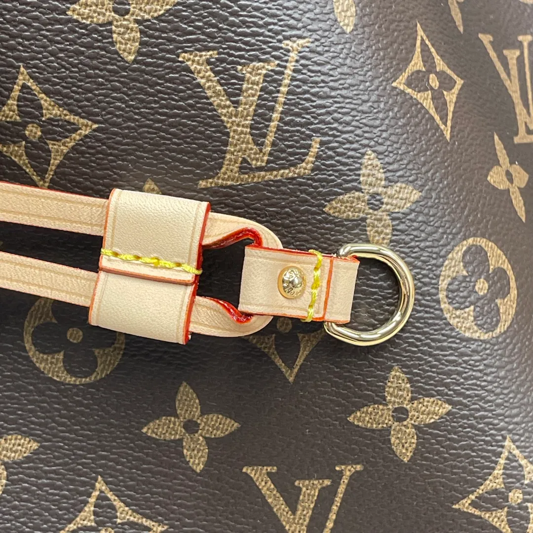 [Upgraded version] P600🐶Upgraded version. High quality. Semi-steel hardware❣️41177/Red🐶With complete packaging❣️NEVERFULL medium handbag Louis Vuitton's new interpretation of the Neverfull classic handbag, explore the exquisite details inside the bag. Redesigned interior pockets feature fresh fabric linings and vintage details inspired by the Louis Vuitton archives, most notably the detachable zippered clutch, which can be used on its own as a sophisticated clutch or as an additional pocket. Bright lining tones add a more lively feel to Monogram's classic canvas. Dimensions: 31.0 x 28.5 x 17.0 cm