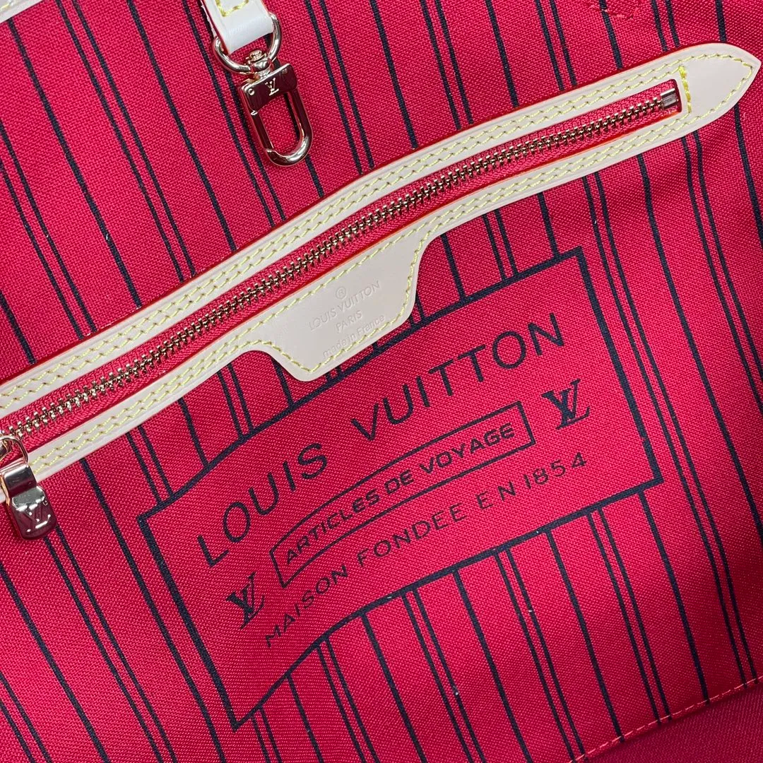 [Upgraded version] P600🐶Upgraded version. High quality. Semi-steel hardware❣️41177/Red🐶With complete packaging❣️NEVERFULL medium handbag Louis Vuitton's new interpretation of the Neverfull classic handbag, explore the exquisite details inside the bag. Redesigned interior pockets feature fresh fabric linings and vintage details inspired by the Louis Vuitton archives, most notably the detachable zippered clutch, which can be used on its own as a sophisticated clutch or as an additional pocket. Bright lining tones add a more lively feel to Monogram's classic canvas. Dimensions: 31.0 x 28.5 x 17.0 cm