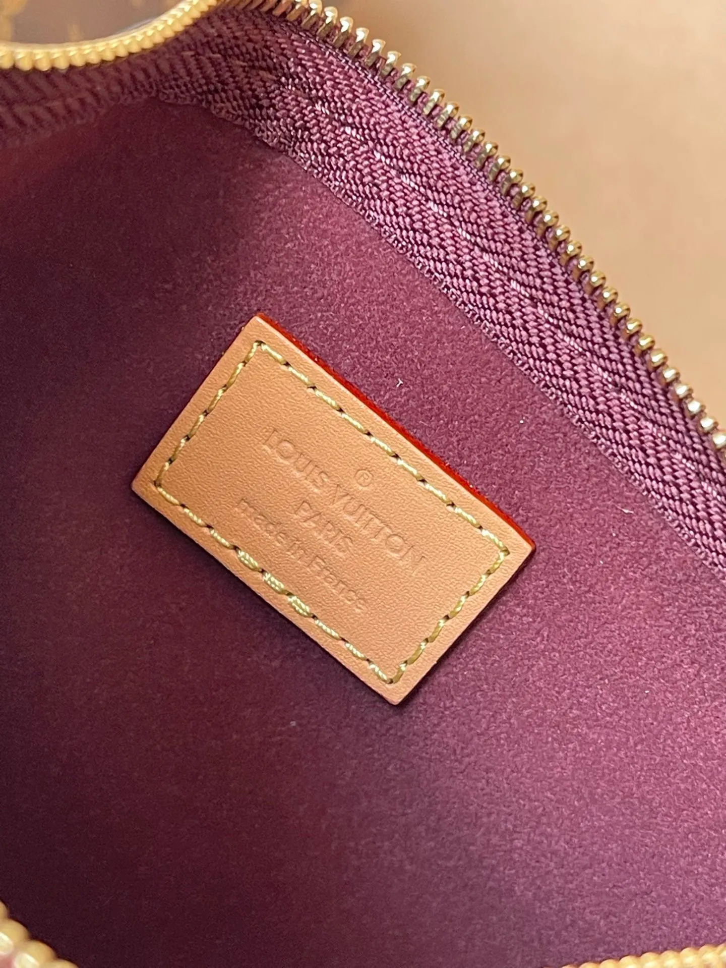 💰760 The top original M46203 CarryAll small handbag is made of Monogram canvas and leather trim, making it a personal companion for urban life. The generous construction has a neat interior and a large interior pocket adds a functional element. Monogram canvas zippered clutch secured with leather strap. Dimensions: 29 x 24 x 12 cm