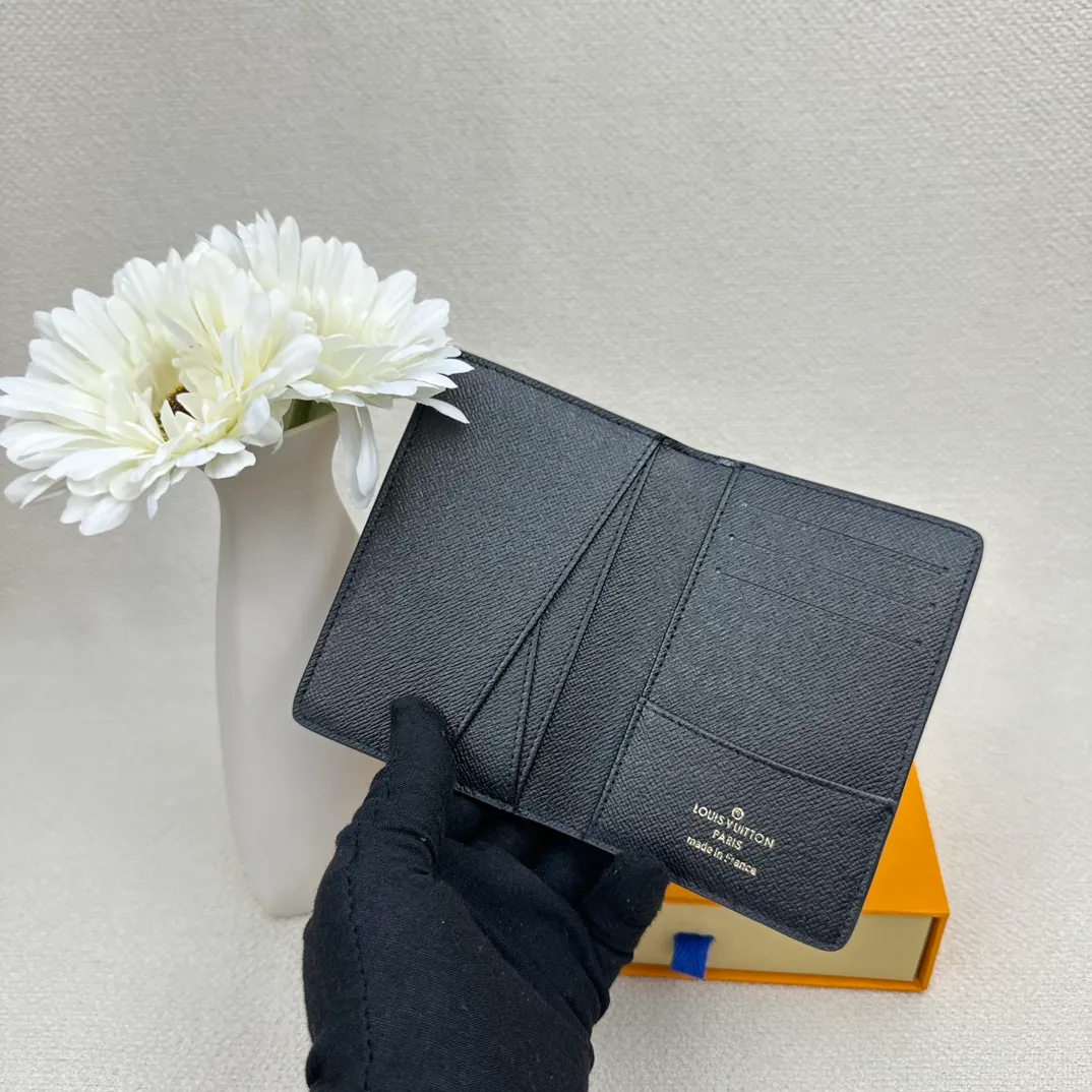 P70💰Top original version💎M63144 small card holder Louis vuitton This pocket leather wallet has seven compartments, which can hold credit cards, bus cards, business cards, and even city maps. Damier canvas, leather edge - two credit card compartments - four inner compartments - one outer compartment. Size: 7X11.
