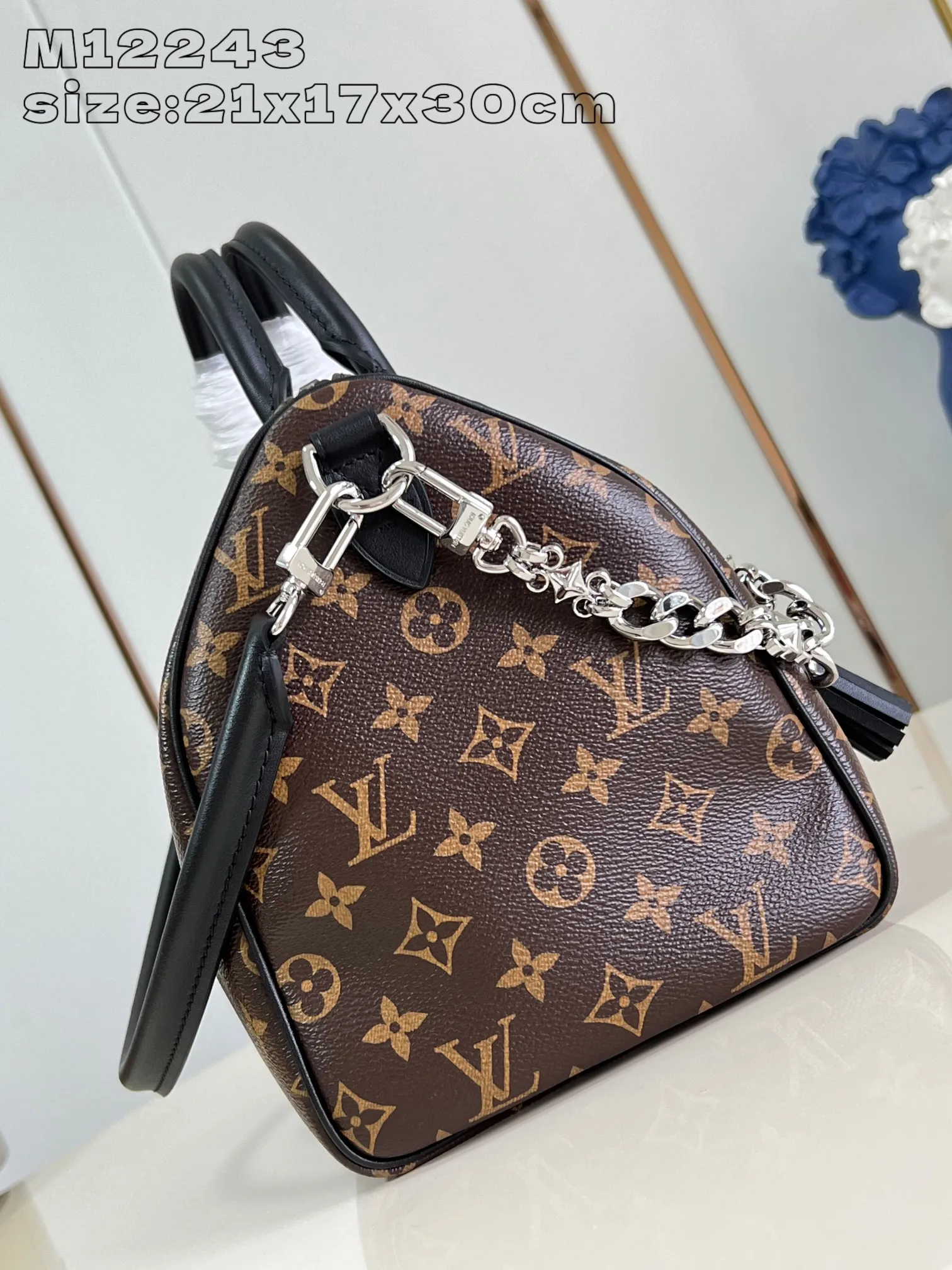 💰1100 Top-quality original individual real shot M12243】Speedy Soft 30 Dark handbag becomes a good travel companion with its eye-catching style. The Monogram coated canvas bag is trimmed with leather and has a Gothic-style chain. Its generous structure has a zipped pocket inside to keep your passport and other important items safe. The nameplate and tassels add to the intricate details, and the Toron handle adds a fresh touch. 21 x 17 x 30 cm (height x width x length)