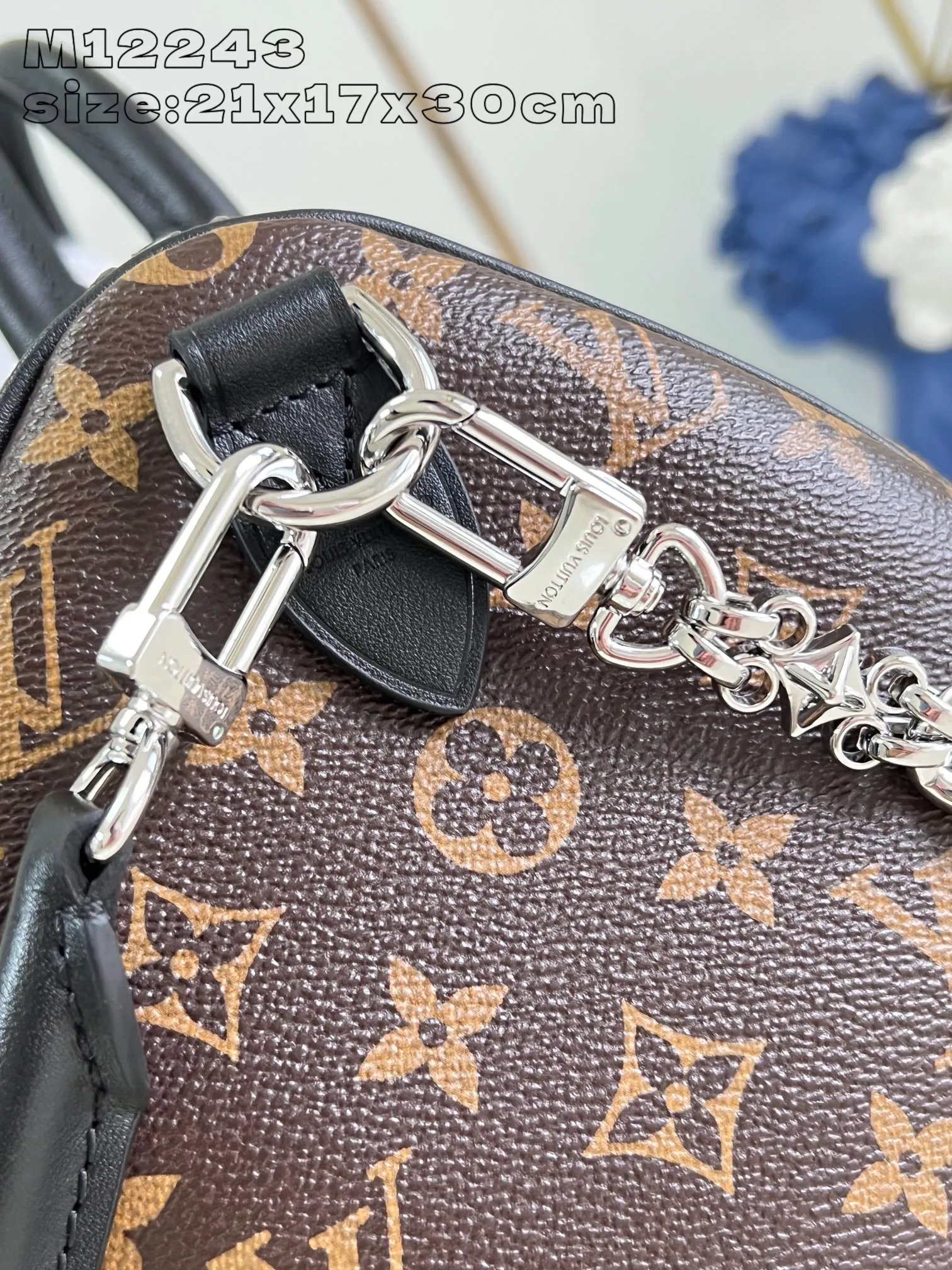 💰1100 Top-quality original individual real shot M12243】Speedy Soft 30 Dark handbag becomes a good travel companion with its eye-catching style. The Monogram coated canvas bag is trimmed with leather and has a Gothic-style chain. Its generous structure has a zipped pocket inside to keep your passport and other important items safe. The nameplate and tassels add to the intricate details, and the Toron handle adds a fresh touch. 21 x 17 x 30 cm (height x width x length)