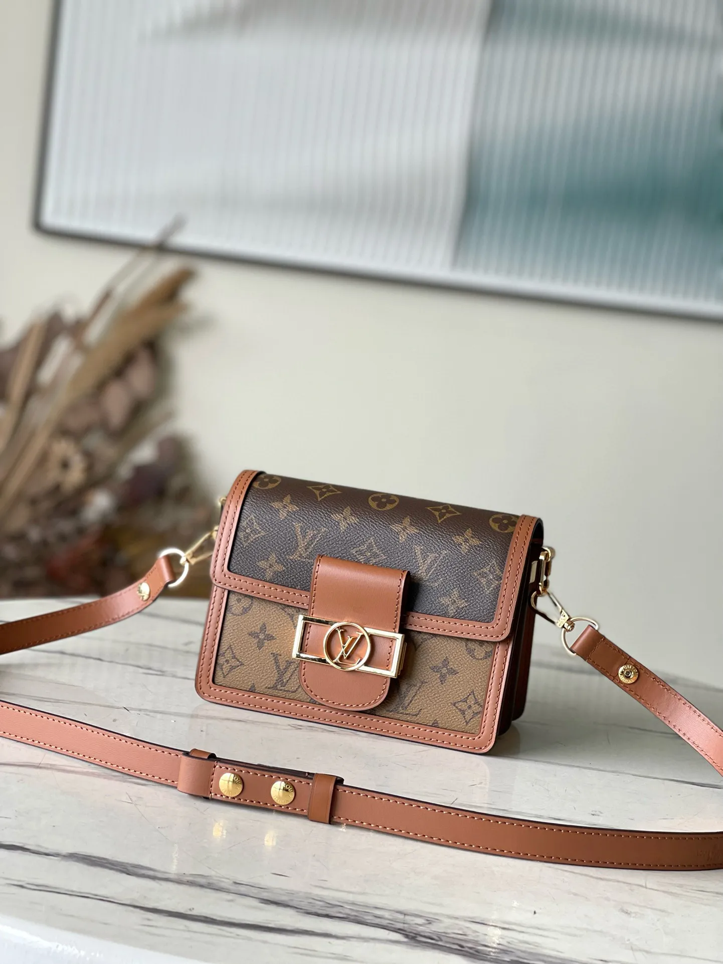 💰820 (steel hardware) top quality M45959 M44580 small size Nicolas Ghesquière launches a new Mini Dauphine handbag in the spring and summer of 2019. The mini design combines Monogram and Monogram Reverse canvas with cow leather trim. The LV lock buckle shines brightly, and the leather shoulder strap adds a modern look. Suitable for day and night carry. Dimensions: 20 x 15 x 9 cm