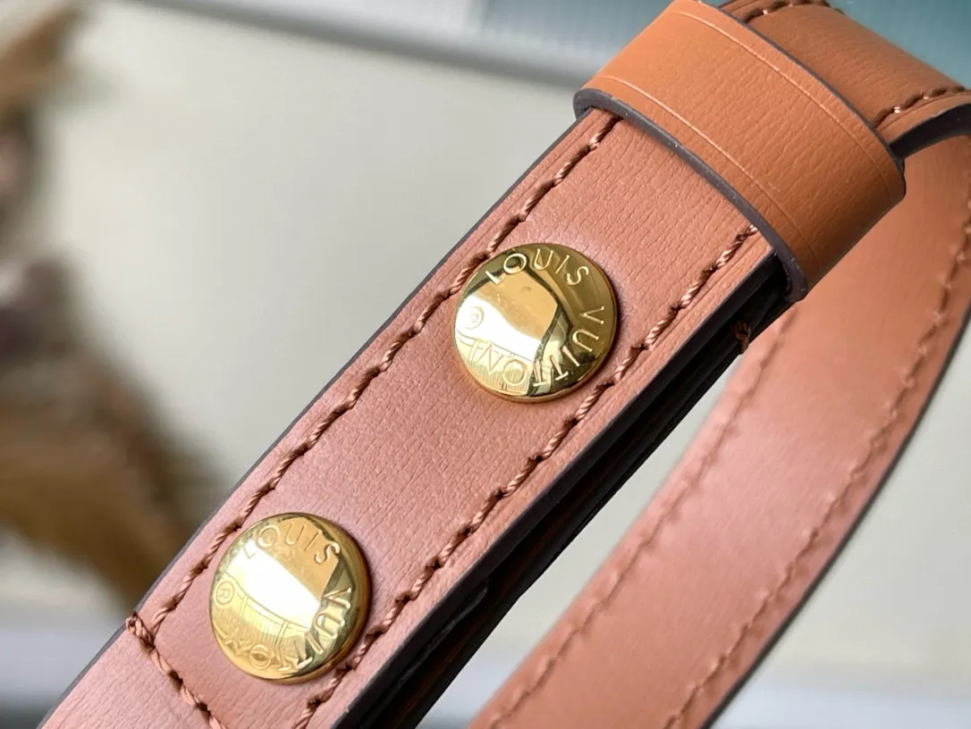 💰820 (steel hardware) top quality M45959 M44580 small size Nicolas Ghesquière launches a new Mini Dauphine handbag in the spring and summer of 2019. The mini design combines Monogram and Monogram Reverse canvas with cow leather trim. The LV lock buckle shines brightly, and the leather shoulder strap adds a modern look. Suitable for day and night carry. Dimensions: 20 x 15 x 9 cm