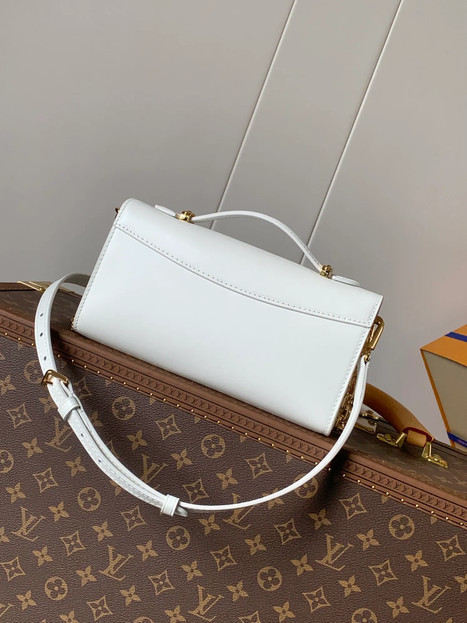 💰1180 (top-grain leather) top-quality original order, transcoding chip M12143 black M12405 red M12265 white Wallet On Chain Capucines handbag combines exquisite craftsmanship and elegant style. The smooth leather is embellished with the classic LV letters. It is equipped with a detachable metal chain and leather shoulder strap, which can be carried by hand, shoulder or crossbody. The neat interior features Monogram floral magnet fastening, patch pockets, and card compartment.  12 x 4 x 23 cm (H x W x L) Cowhide Leather Trimming Cowhide lining Metal hardware Monogram floral magnetic closure Large main compartment Internal patch pocket with card compartment Shoulder strap: removable, adjustable Half-length strap: 43.0 cm Strap half-length adjustable to: 53.0 cm Chain: Removable Chain half-length: 22.5 cm Handle: Single handle