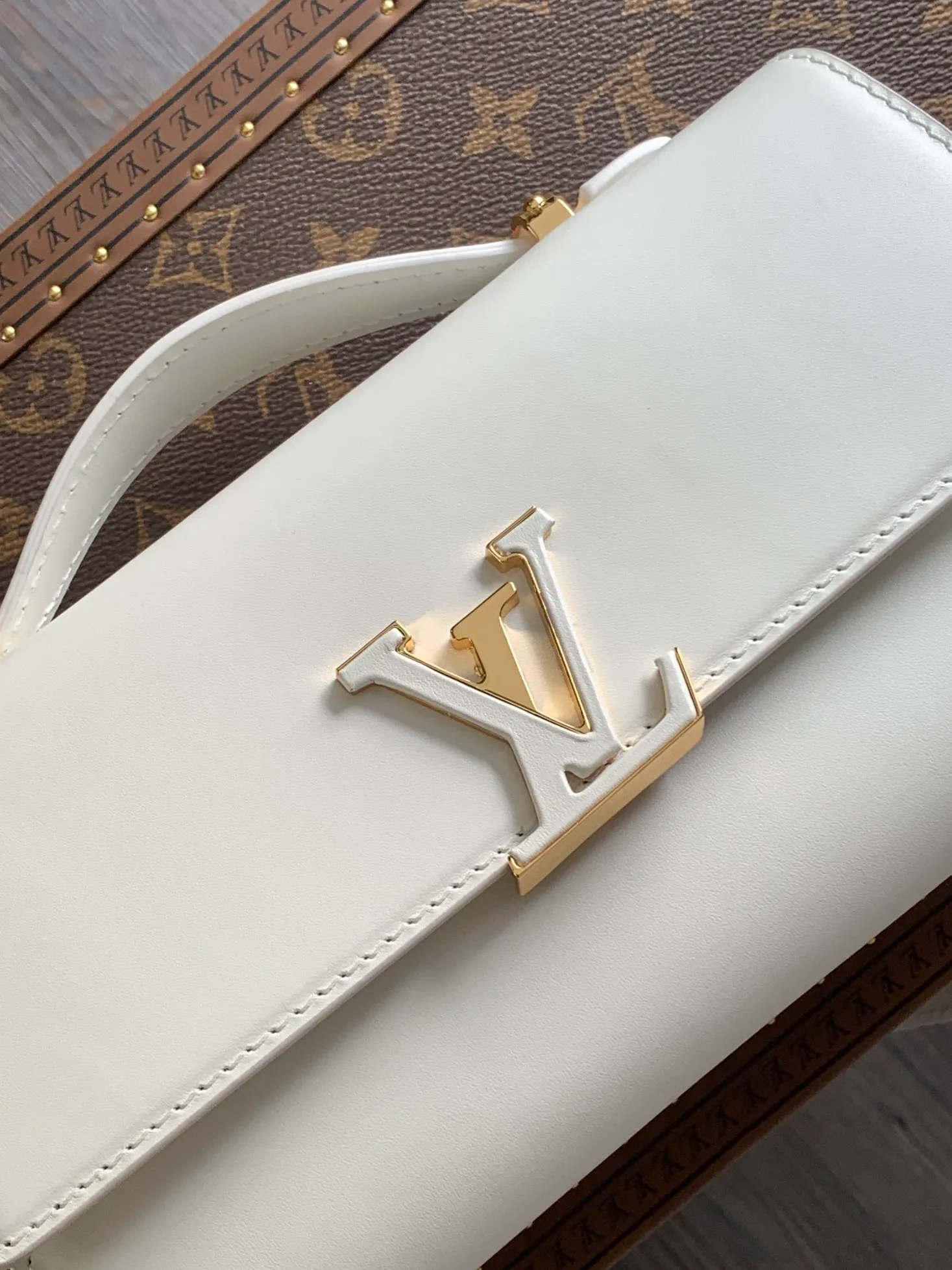 💰1180 (top-grain leather) top-quality original order, transcoding chip M12143 black M12405 red M12265 white Wallet On Chain Capucines handbag combines exquisite craftsmanship and elegant style. The smooth leather is embellished with the classic LV letters. It is equipped with a detachable metal chain and leather shoulder strap, which can be carried by hand, shoulder or crossbody. The neat interior features Monogram floral magnet fastening, patch pockets, and card compartment.  12 x 4 x 23 cm (H x W x L) Cowhide Leather Trimming Cowhide lining Metal hardware Monogram floral magnetic closure Large main compartment Internal patch pocket with card compartment Shoulder strap: removable, adjustable Half-length strap: 43.0 cm Strap half-length adjustable to: 53.0 cm Chain: Removable Chain half-length: 22.5 cm Handle: Single handle