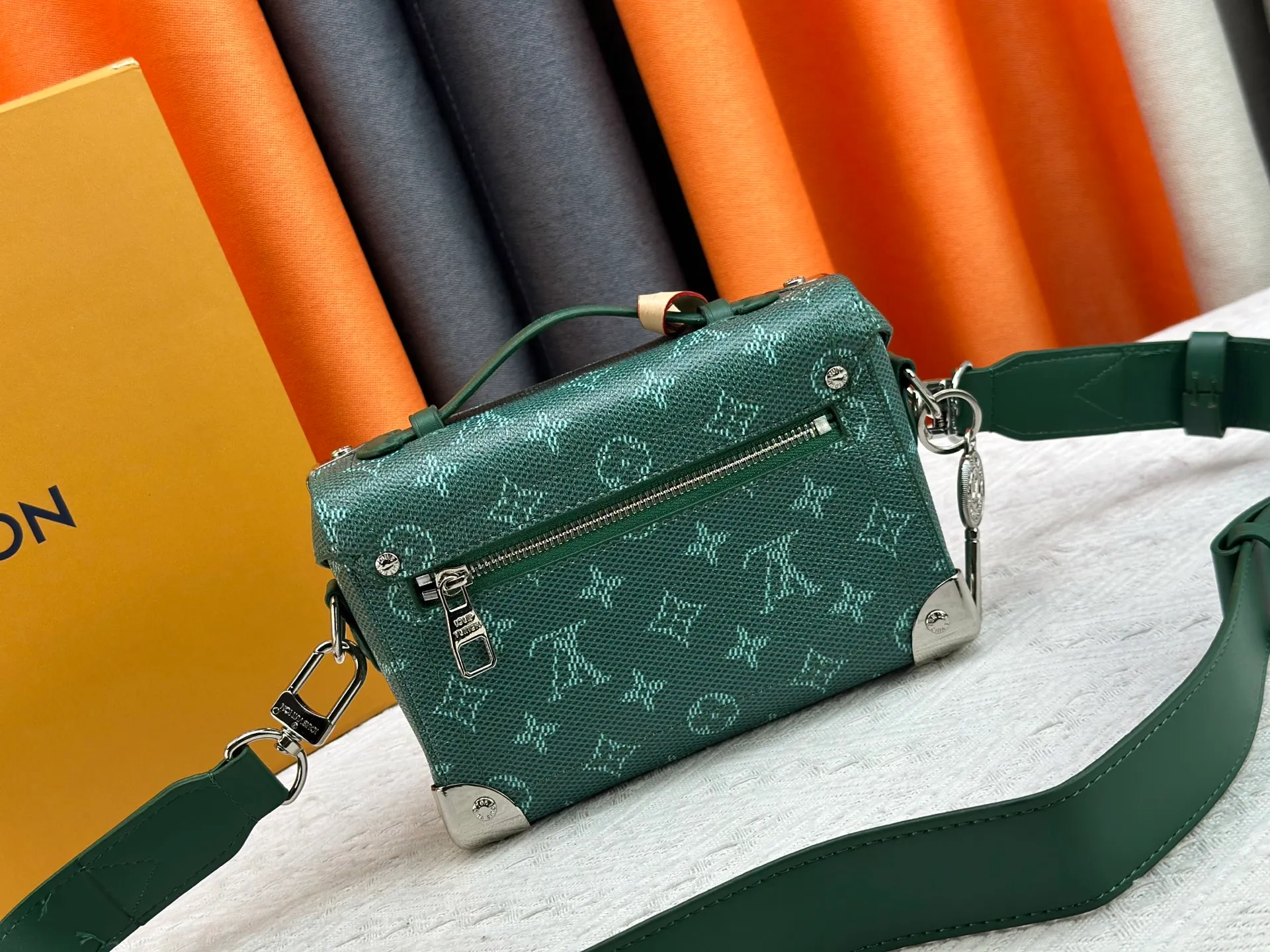 P320 Upgraded Original M13871 Embossed Black M11743 Black Flower M11516 Black M11535 Presbyopic M12686 This Soul Trunk handbag is crafted by Pharrell Williams and is made of flexible LV Colorado cow leather with a grained texture. The Tumbler's magnetic clasp, rivets and top handles harken back to classic hard case elements, while a removable and adjustable shoulder strap completes the sophisticated details. Size: 19x15x7cm