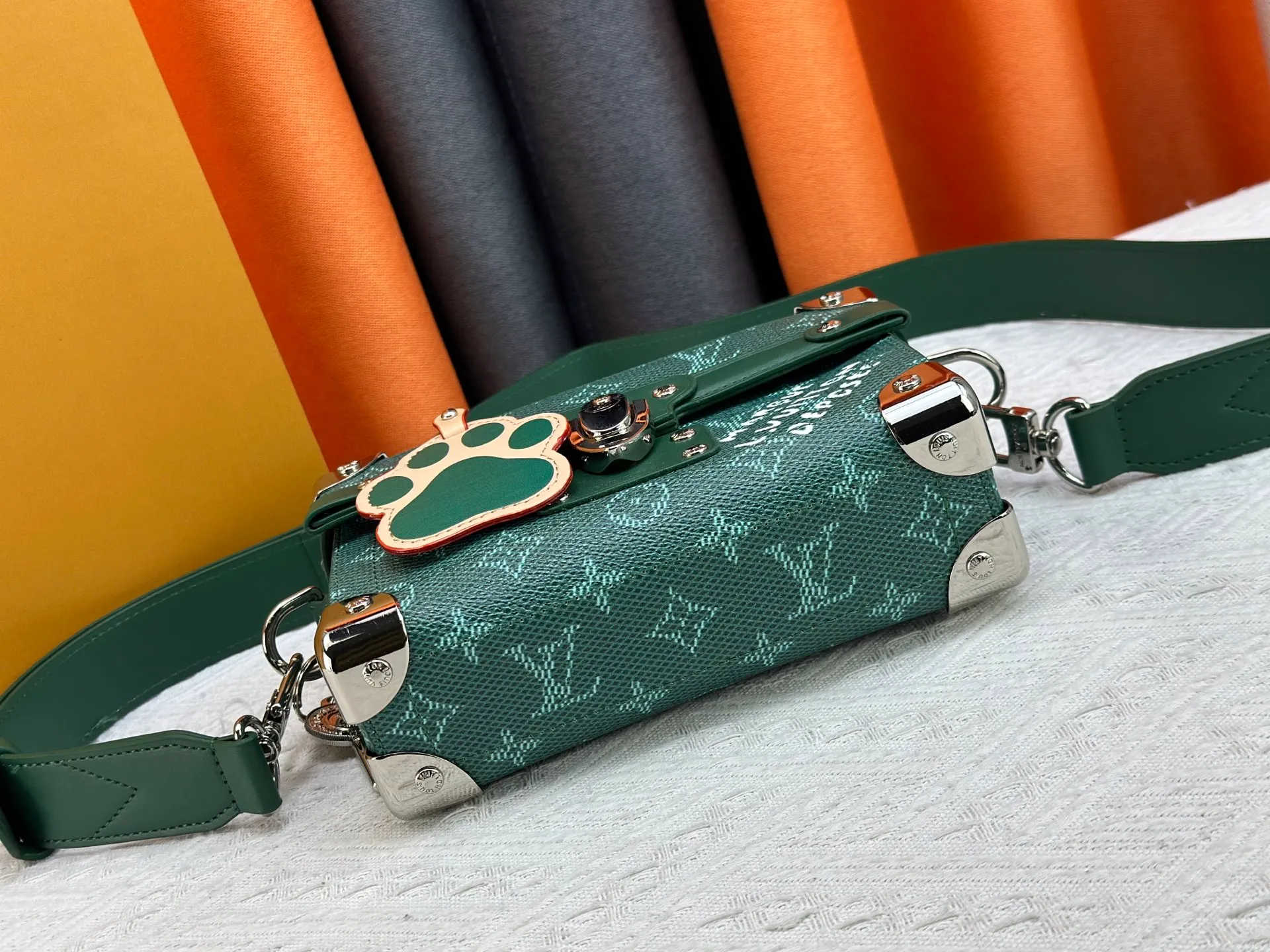 P320 Upgraded Original M13871 Embossed Black M11743 Black Flower M11516 Black M11535 Presbyopic M12686 This Soul Trunk handbag is crafted by Pharrell Williams and is made of flexible LV Colorado cow leather with a grained texture. The Tumbler's magnetic clasp, rivets and top handles harken back to classic hard case elements, while a removable and adjustable shoulder strap completes the sophisticated details. Size: 19x15x7cm