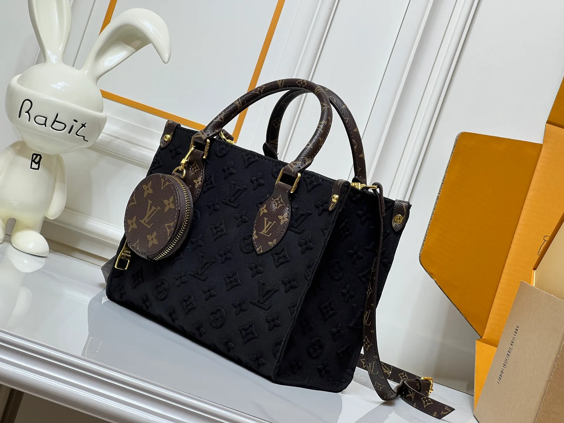 Batch 300💰M45659 M46373 Brown embossed Black embossed Gray embossed OnTheGo Small new version The legendary ONTHEGO handbag: made of washed LV Blason denim, with deep tones to enhance the gradient effect of the LV letters, showing Pharrell Williams' creative ingenuity in translating graceful music into fashion language. The zippered front pocket provides easy access to everyday items, while the drawstring closure and magnetic laces provide ample space. Detailed features25x11x19 cm