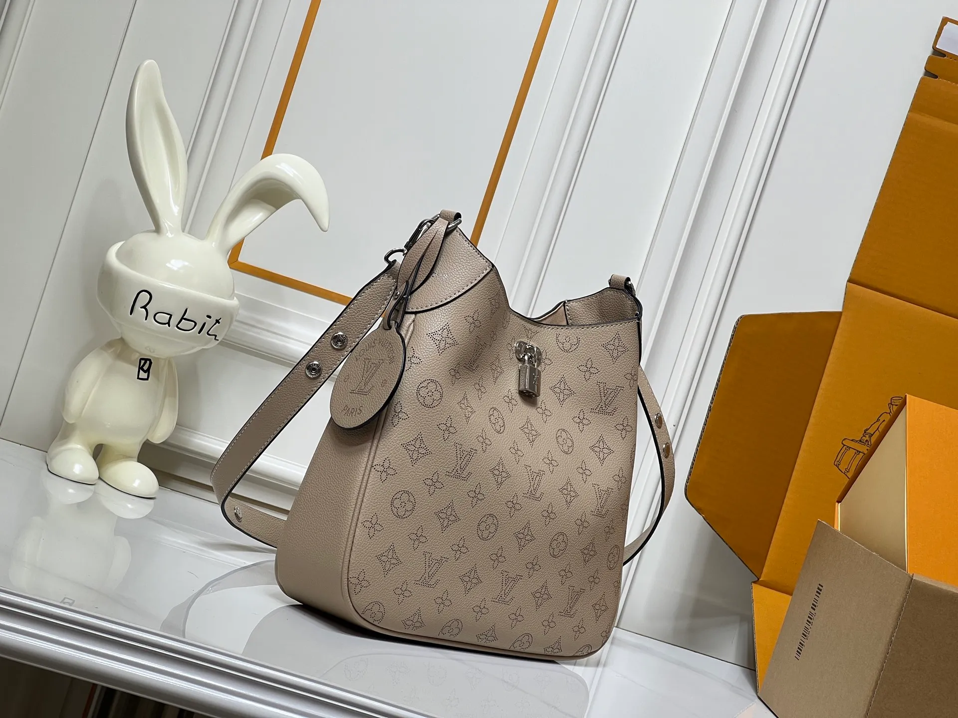 Batch 280💰Upgraded from the original M14617. This medium-sized All Around handbag is made of engraved leather tracing the Monogram perforation pattern, and uses a Yingze padlock magnetic clasp to upgrade the classic charm. The LV leather decoration highlights the ingenious details. Whether worn cross-body or on the shoulder, it can elegantly brighten up daily looks. Dimensions: 28.0 x 25.0 x 8.0 cm (length x height x width)