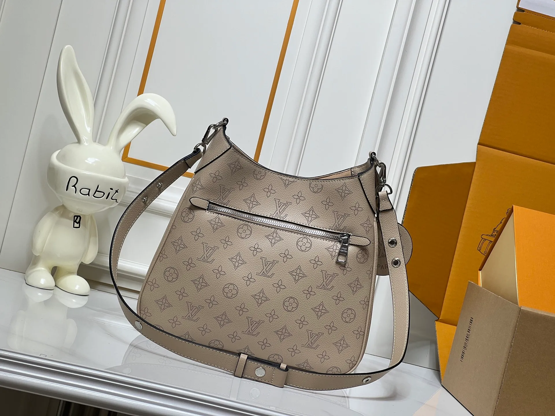 Batch 280💰Upgraded from the original M14617. This medium-sized All Around handbag is made of engraved leather tracing the Monogram perforation pattern, and uses a Yingze padlock magnetic clasp to upgrade the classic charm. The LV leather decoration highlights the ingenious details. Whether worn cross-body or on the shoulder, it can elegantly brighten up daily looks. Dimensions: 28.0 x 25.0 x 8.0 cm (length x height x width)