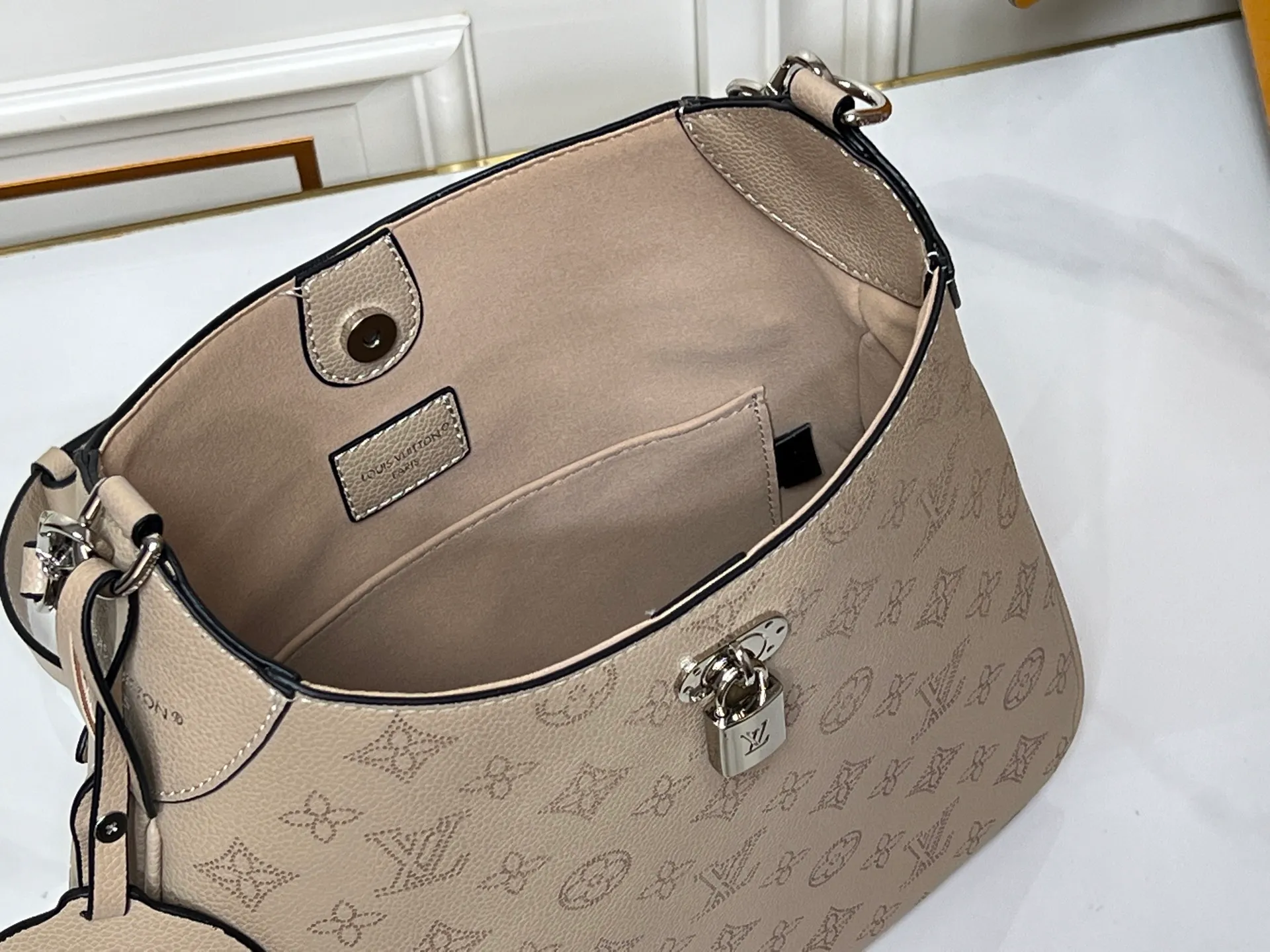 Batch 280💰Upgraded from the original M14617. This medium-sized All Around handbag is made of engraved leather tracing the Monogram perforation pattern, and uses a Yingze padlock magnetic clasp to upgrade the classic charm. The LV leather decoration highlights the ingenious details. Whether worn cross-body or on the shoulder, it can elegantly brighten up daily looks. Dimensions: 28.0 x 25.0 x 8.0 cm (length x height x width)