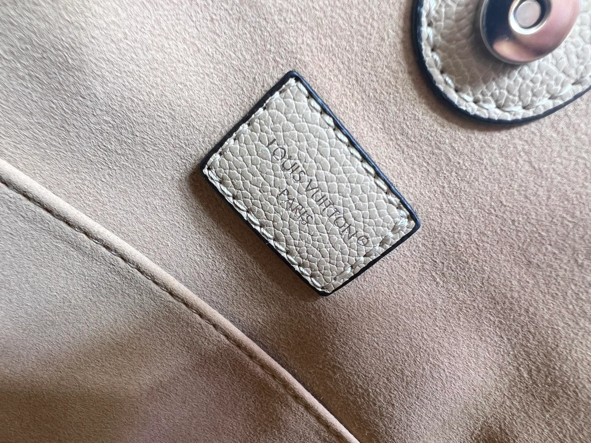 Batch 280💰Upgraded from the original M14617. This medium-sized All Around handbag is made of engraved leather tracing the Monogram perforation pattern, and uses a Yingze padlock magnetic clasp to upgrade the classic charm. The LV leather decoration highlights the ingenious details. Whether worn cross-body or on the shoulder, it can elegantly brighten up daily looks. Dimensions: 28.0 x 25.0 x 8.0 cm (length x height x width)