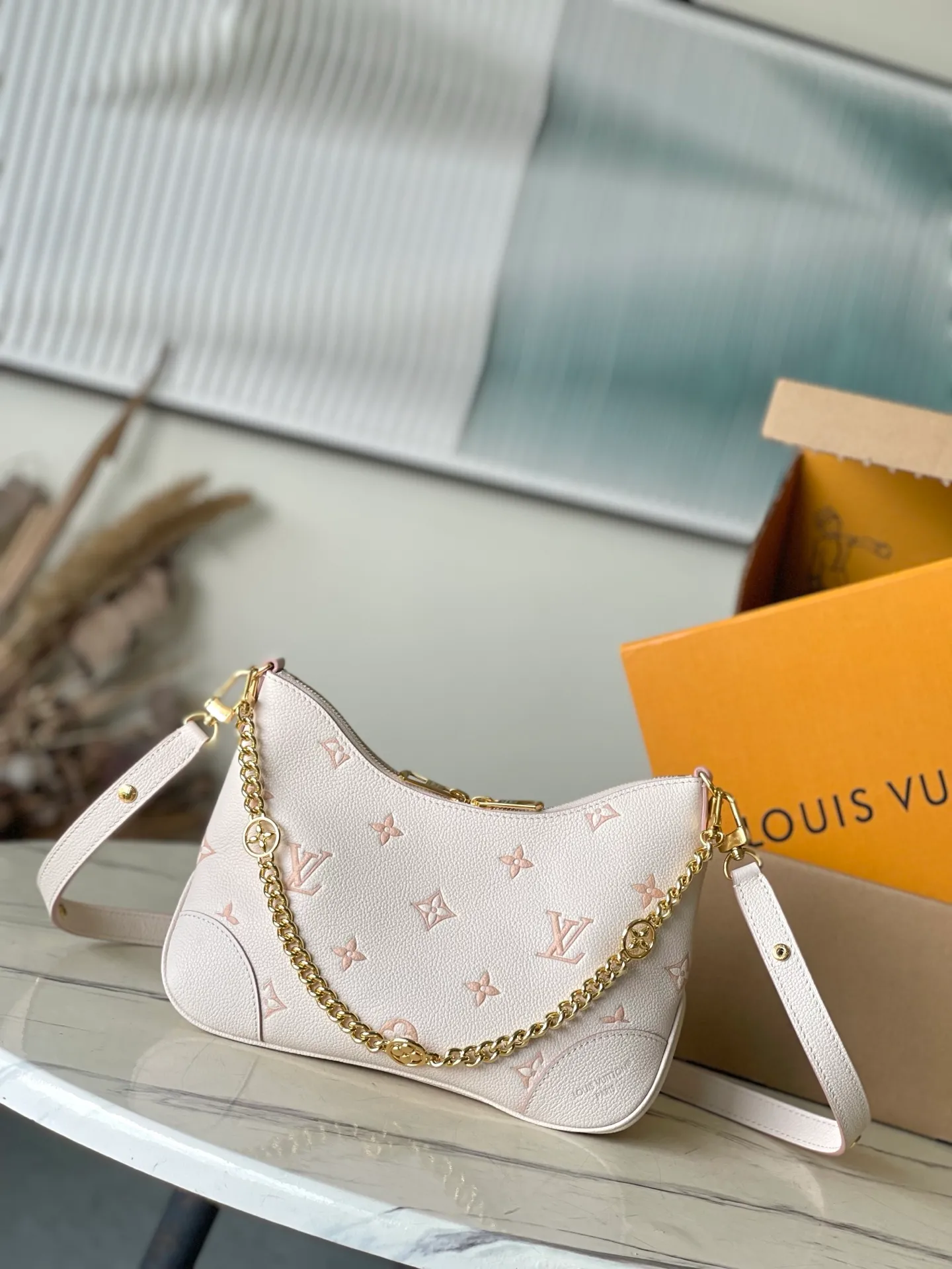 💰1060 (top layer leather) top original order M14634 This Boulogne handbag reinterprets the classic Monogram Empreinte leather with the same color aesthetic, and injects elegant luster with the detachable chain and LV floral decoration. The smart structure allows for a variety of carrying methods, and the inner patch pocket can easily store a smartphone. Dimensions: 29 × 16 × 9.5 cm