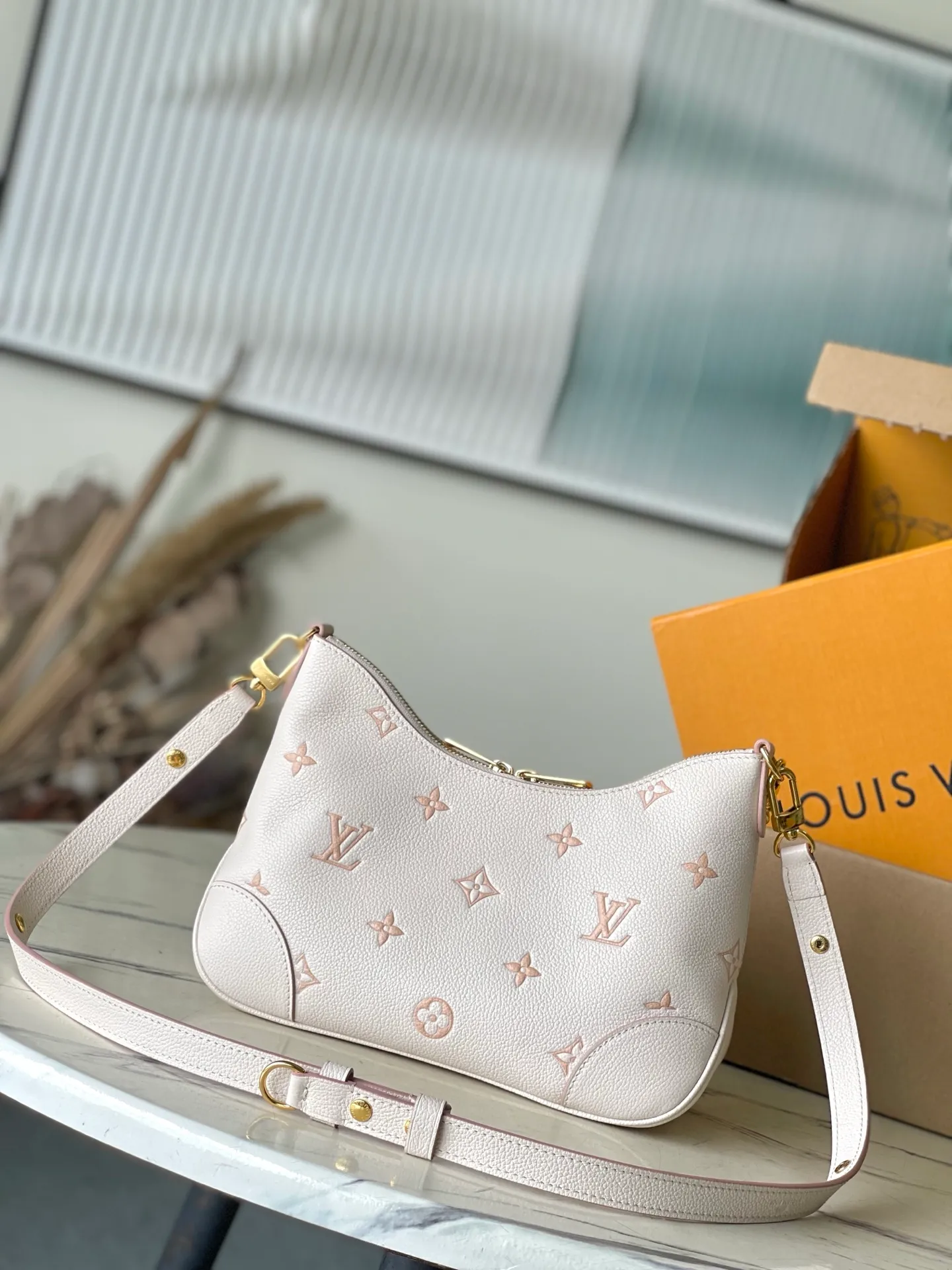 💰1060 (top layer leather) top original order M14634 This Boulogne handbag reinterprets the classic Monogram Empreinte leather with the same color aesthetic, and injects elegant luster with the detachable chain and LV floral decoration. The smart structure allows for a variety of carrying methods, and the inner patch pocket can easily store a smartphone. Dimensions: 29 × 16 × 9.5 cm