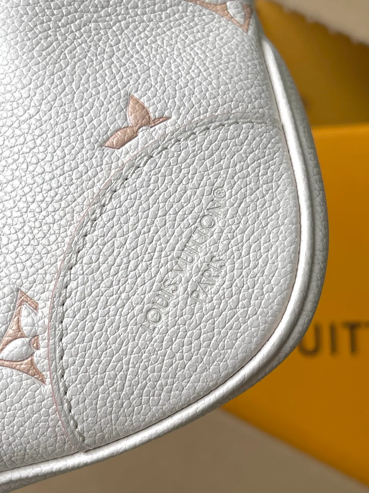 💰1060 (top layer leather) top original order M14634 This Boulogne handbag reinterprets the classic Monogram Empreinte leather with the same color aesthetic, and injects elegant luster with the detachable chain and LV floral decoration. The smart structure allows for a variety of carrying methods, and the inner patch pocket can easily store a smartphone. Dimensions: 29 × 16 × 9.5 cm