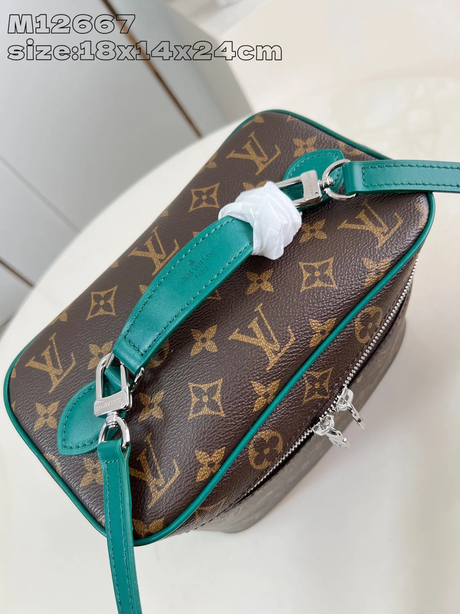 💰960 top original order [Exclusive real shot M12667 green] This Nice BB cosmetic bag is made of Monogram Macassar canvas, paying tribute to the classic style of Nice Vanity cosmetic bag with elegant brushwork. Leather trim, top handles and a washable lining add a pop of color, and the top flap opens to reveal ample interior patch and zip pockets. 18 x 14.5 x 24 cm (height x width x length)
