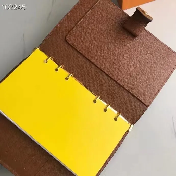 💰 150 hot sale, model number M20004❤️This small notepad cover is made of Monogram canvas. It can hold three credit cards and can also be used as an address book, notebook or calendar. 14 cm