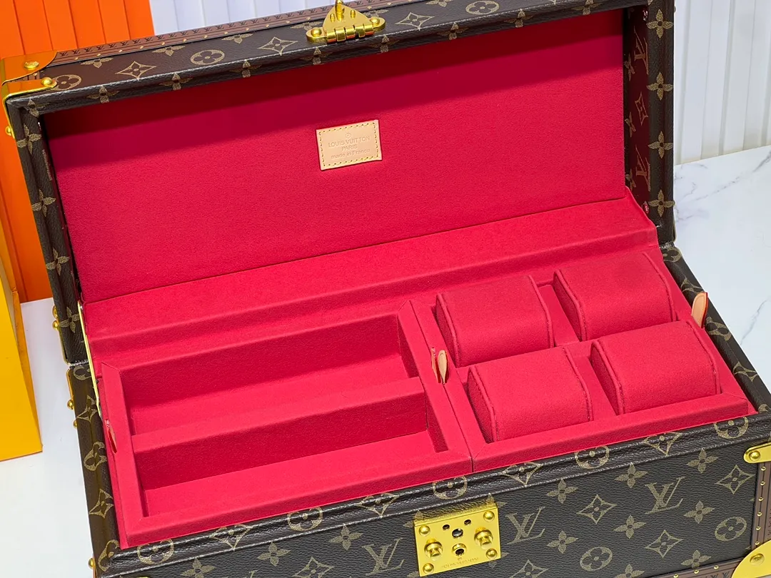 Batch 1220💰Guangzhou top original M20209 treasure box [exclusive photo, upgraded original] can hold watches and can hold jewelry. This treasure box is made of classic Monogram canvas. It is equipped with a removable tray to hide valuables.  -38.0*18.0cm✅ -Two storage layers✅ ​​-Partitioned in the middle. Can store valuables✅ -Push open the automatic pop-up lock✅ -Lined with velvet✅ -Silver metal/hardware✅ -Extreme workmanship, every detail is just right✅ -Purely handmade, every small nail is clearly in place,✅ LOUIS VUITTON hard box is like a treasure box that travels through history. Its sturdiness is a symbol of Louis Vuitton's traditional exquisite craftsmanship✅
