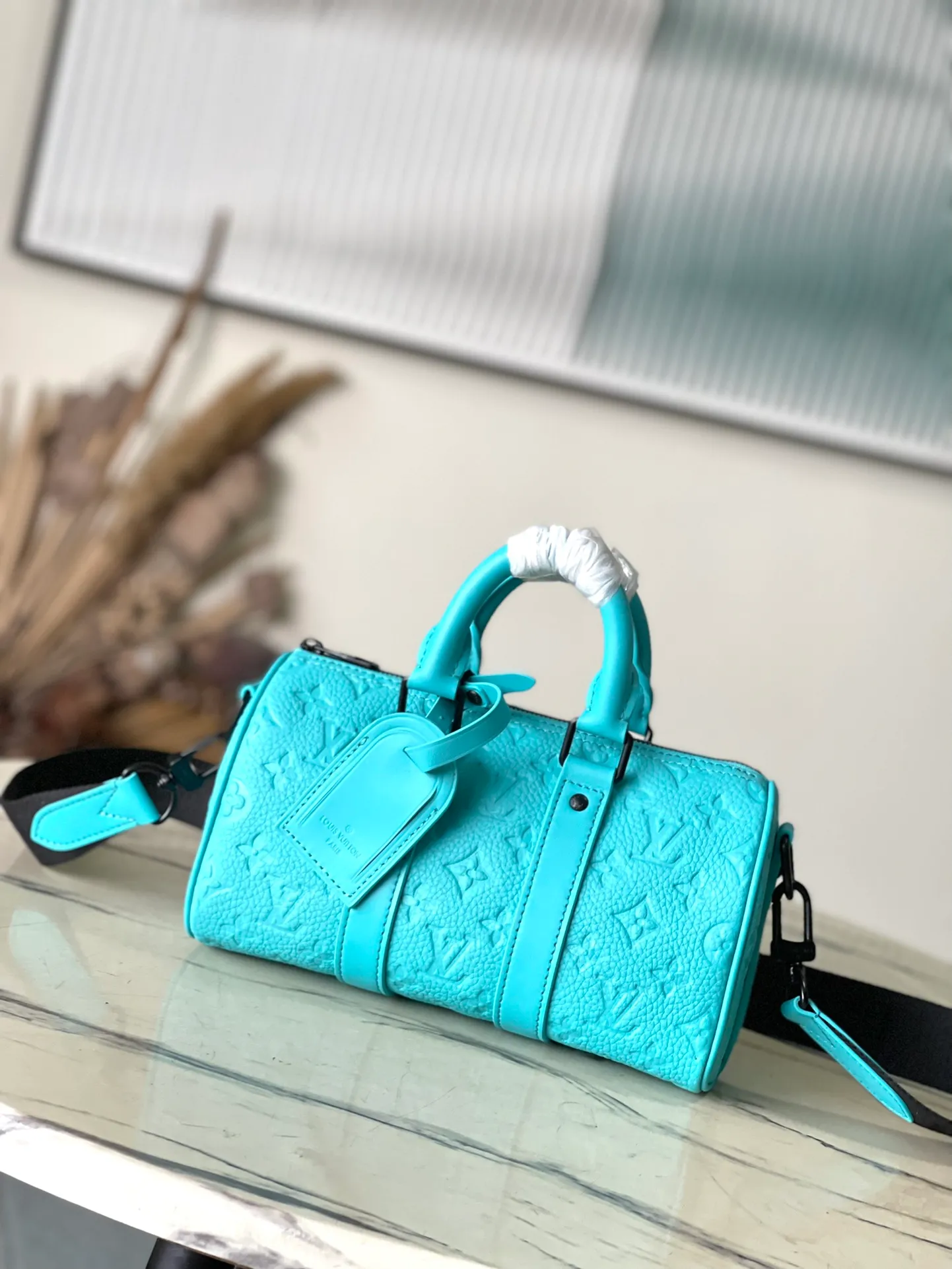 💰1060 (top layer leather) top original order M11996 This Keepall Bandouliere25 handbag is made of fresh Taurillon cow leather, and continues the classic elements of the Keepall series with a detachable nameplate and side straps. The detachable fabric shoulder strap complements metal hardware such as studs and zippers, and the neat interior is equipped with patch pockets for cards and receipts. Dimensions: 25 × 15 × 11 cm