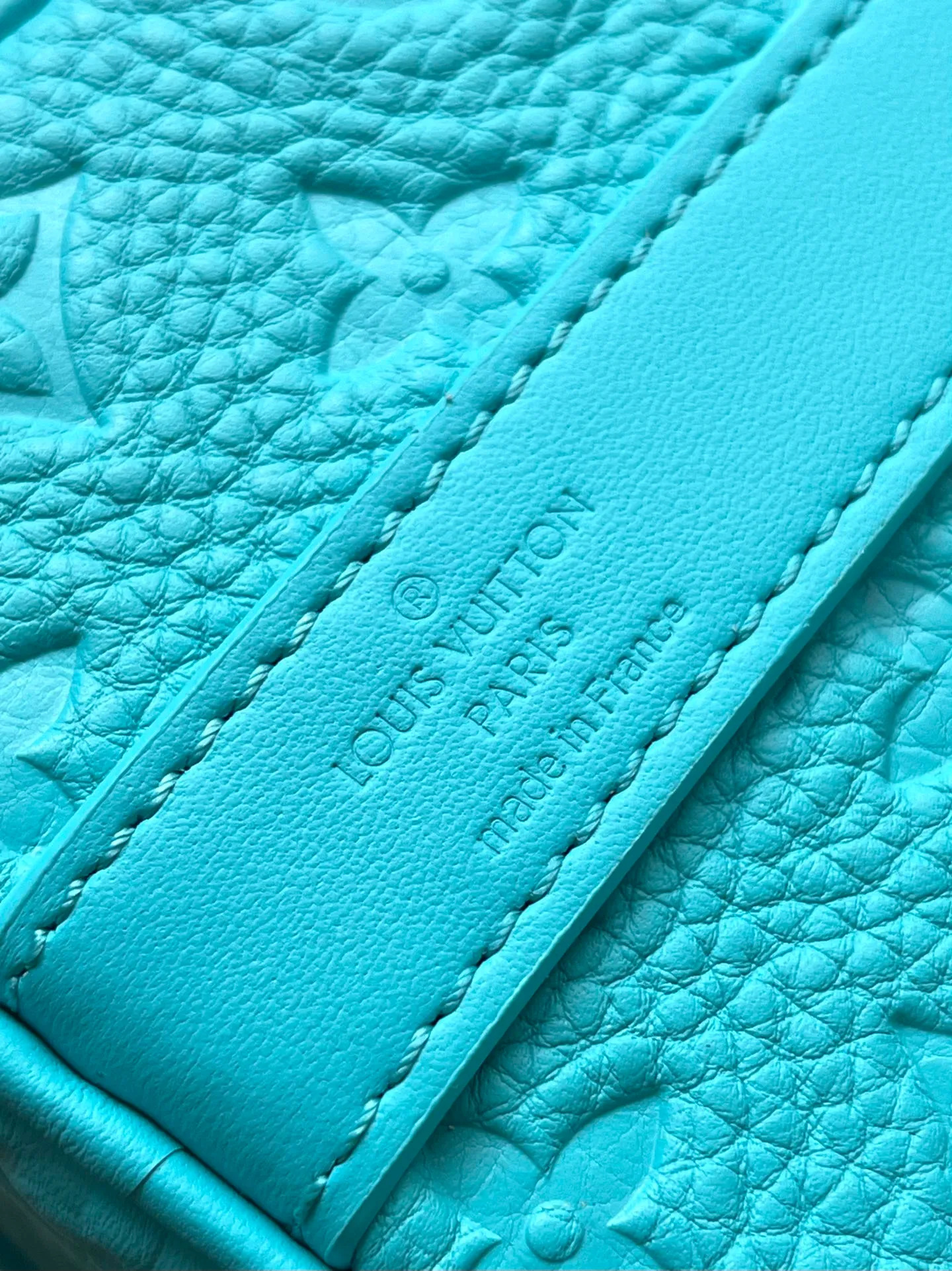 💰1060 (top layer leather) top original order M11996 This Keepall Bandouliere25 handbag is made of fresh Taurillon cow leather, and continues the classic elements of the Keepall series with a detachable nameplate and side straps. The detachable fabric shoulder strap complements metal hardware such as studs and zippers, and the neat interior is equipped with patch pockets for cards and receipts. Dimensions: 25 × 15 × 11 cm