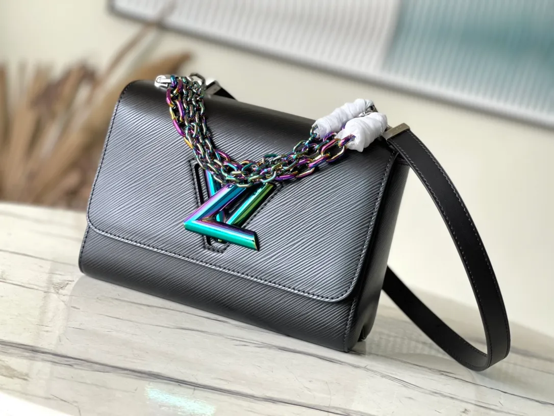 💰1160 Top Original M22028 Black This medium-sized Twist handbag is made of Epi grain leather, giving the Twist twist lock and hand chain a beetle-like iridescence. Attach part of the chain to the leather shoulder strap to convert it between shoulder and cross-body wear. Dimensions: 23 x 17 x 9.5 cm