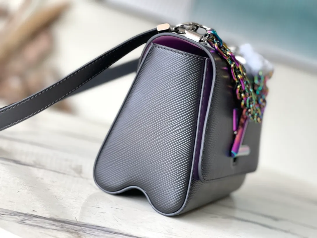 💰1160 Top Original M22028 Black This medium-sized Twist handbag is made of Epi grain leather, giving the Twist twist lock and hand chain a beetle-like iridescence. Attach part of the chain to the leather shoulder strap to convert it between shoulder and cross-body wear. Dimensions: 23 x 17 x 9.5 cm