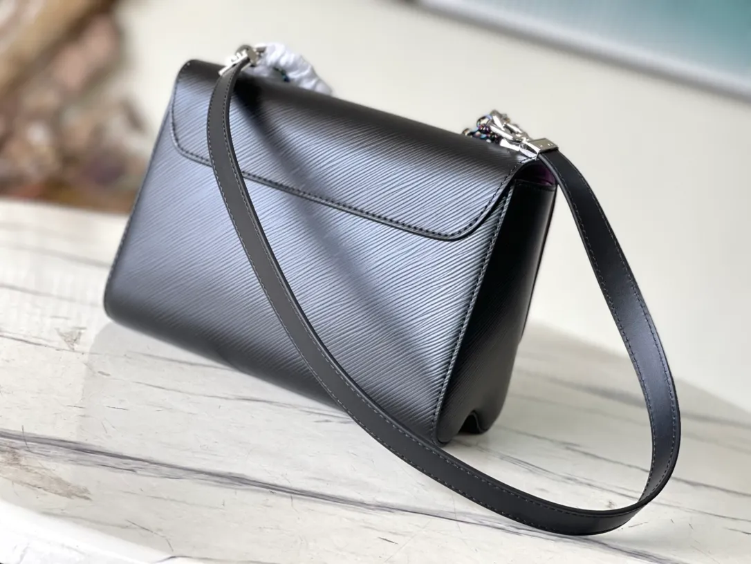 💰1160 Top Original M22028 Black This medium-sized Twist handbag is made of Epi grain leather, giving the Twist twist lock and hand chain a beetle-like iridescence. Attach part of the chain to the leather shoulder strap to convert it between shoulder and cross-body wear. Dimensions: 23 x 17 x 9.5 cm