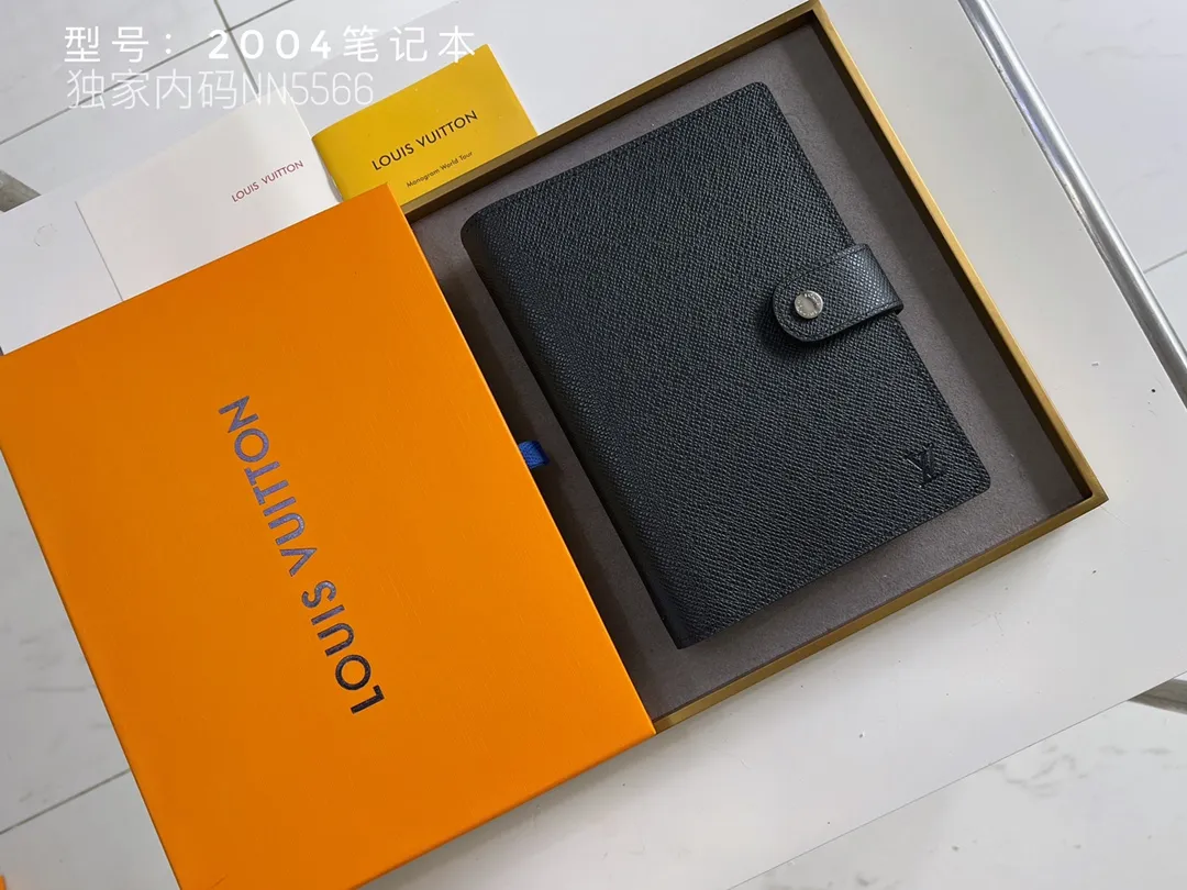 💰140 Top Original 💎 Latest Date 📅 Notepad This small notepad cover is made of Monogram canvas and can hold three credit cards. It can also be used as an address book, notebook or calendar. Epi leather is delicately embossed with LV initials and is lined with intertwined textured leather - Push-button closure - Six-ring binder with three rings in a set, six credit card slots and two internal compartments - Notepad insert available separately. Model: 2004 Size: 14x18cm