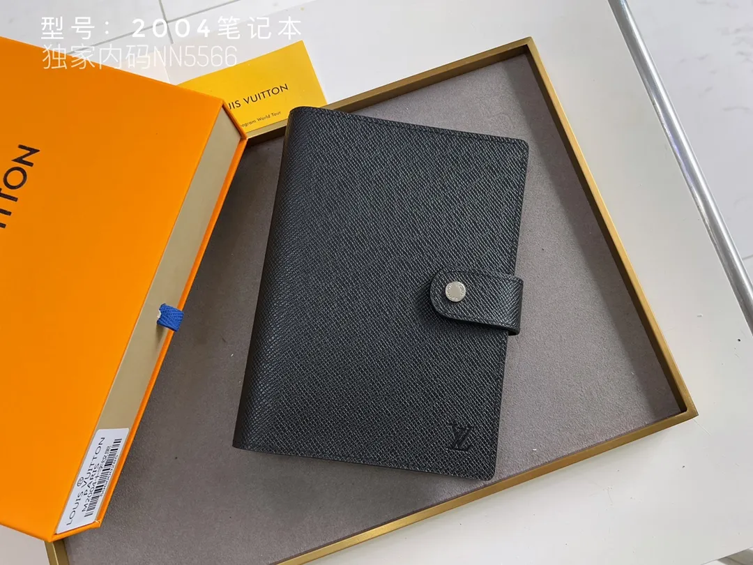 💰140 Top Original 💎 Latest Date 📅 Notepad This small notepad cover is made of Monogram canvas and can hold three credit cards. It can also be used as an address book, notebook or calendar. Epi leather is delicately embossed with LV initials and is lined with intertwined textured leather - Push-button closure - Six-ring binder with three rings in a set, six credit card slots and two internal compartments - Notepad insert available separately. Model: 2004 Size: 14x18cm