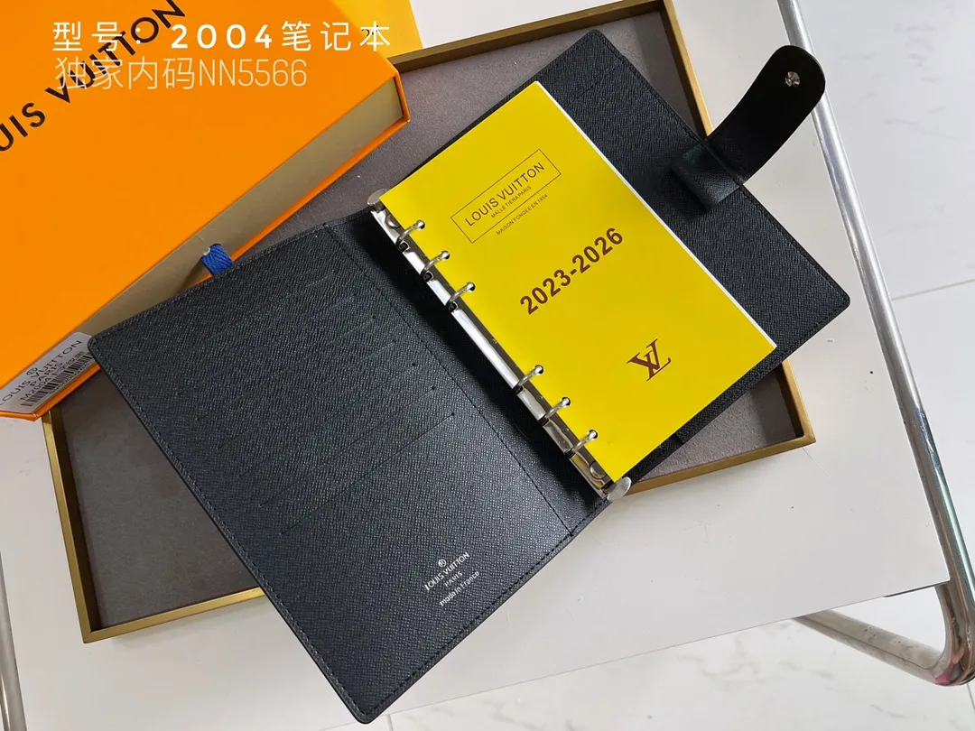💰140 Top Original 💎 Latest Date 📅 Notepad This small notepad cover is made of Monogram canvas and can hold three credit cards. It can also be used as an address book, notebook or calendar. Epi leather is delicately embossed with LV initials and is lined with intertwined textured leather - Push-button closure - Six-ring binder with three rings in a set, six credit card slots and two internal compartments - Notepad insert available separately. Model: 2004 Size: 14x18cm