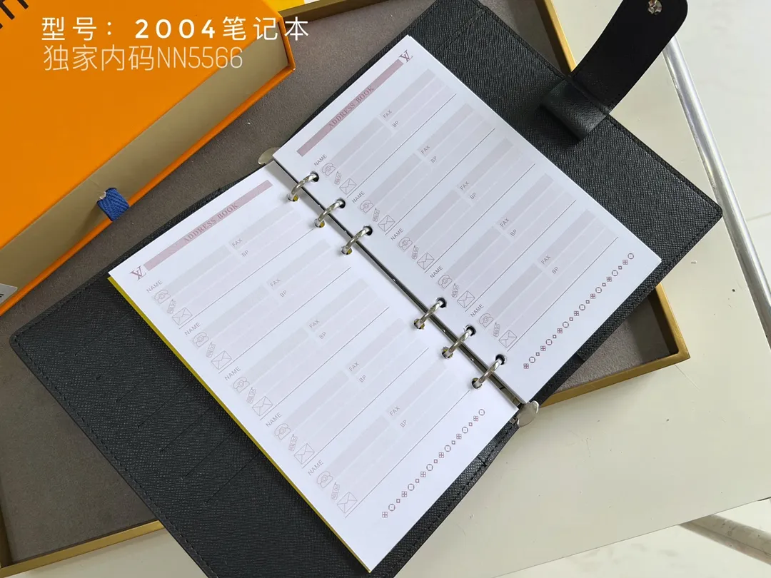 💰140 Top Original 💎 Latest Date 📅 Notepad This small notepad cover is made of Monogram canvas and can hold three credit cards. It can also be used as an address book, notebook or calendar. Epi leather is delicately embossed with LV initials and is lined with intertwined textured leather - Push-button closure - Six-ring binder with three rings in a set, six credit card slots and two internal compartments - Notepad insert available separately. Model: 2004 Size: 14x18cm