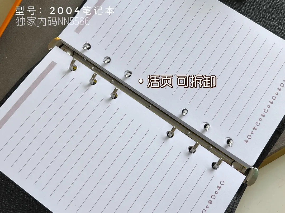 💰140 Top Original 💎 Latest Date 📅 Notepad This small notepad cover is made of Monogram canvas and can hold three credit cards. It can also be used as an address book, notebook or calendar. Epi leather is delicately embossed with LV initials and is lined with intertwined textured leather - Push-button closure - Six-ring binder with three rings in a set, six credit card slots and two internal compartments - Notepad insert available separately. Model: 2004 Size: 14x18cm