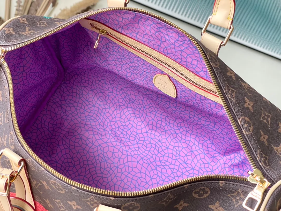 💰1160 Top original order M46471 x YK KEEPALL 45 travel bag Yayoi Kusama has been fond of depicting pumpkins since she was a child, a symbol of warmth and comfort. The psychedelic pumpkin pattern decorates the Monogram Eclipse Reverse canvas, which is another visual business card and a good choice for collection. Size: 45*27*20 cm