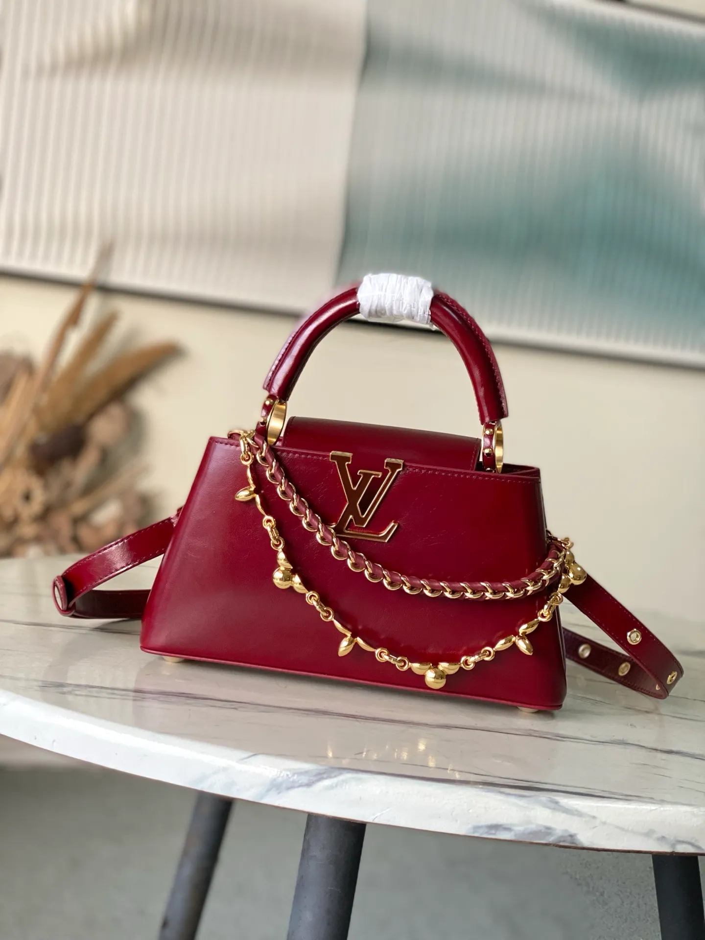 💰2360 "Special Grade Original Leather" M25473 Small Burgundy Oil Waxed Leather This Capucines East-WestBB handbag gives the leather a pleated texture and expresses the new season trend. The cow leather trim outlines smooth lines. The LV letters and detachable chain shine with metallic luster. The spacious interior meets different storage needs. Various carrying methods show functional ingenuity. Size: 26.5*14*8CM