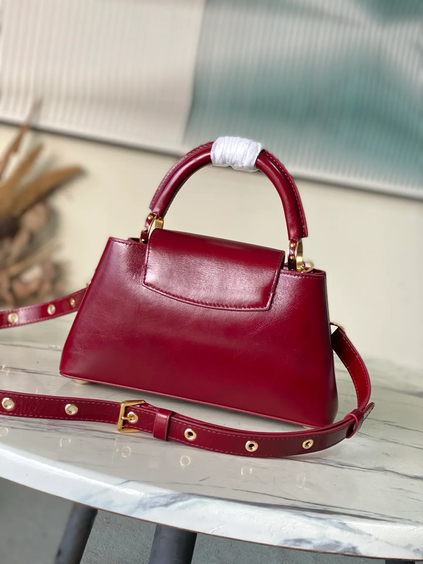 💰2360 "Special Grade Original Leather" M25473 Small Burgundy Oil Waxed Leather This Capucines East-WestBB handbag gives the leather a pleated texture and expresses the new season trend. The cow leather trim outlines smooth lines. The LV letters and detachable chain shine with metallic luster. The spacious interior meets different storage needs. Various carrying methods show functional ingenuity. Size: 26.5*14*8CM