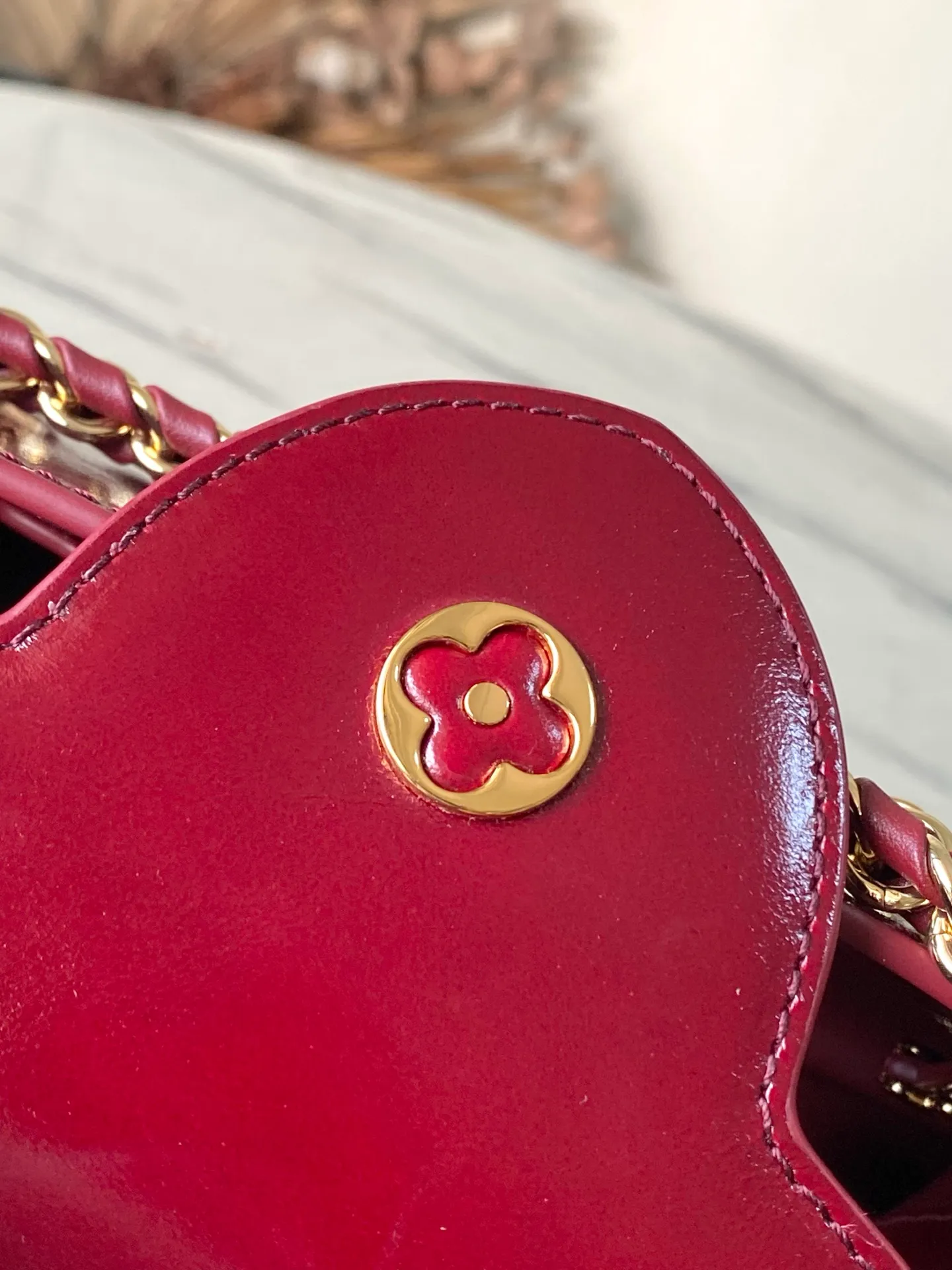 💰2360 "Special Grade Original Leather" M25473 Small Burgundy Oil Waxed Leather This Capucines East-WestBB handbag gives the leather a pleated texture and expresses the new season trend. The cow leather trim outlines smooth lines. The LV letters and detachable chain shine with metallic luster. The spacious interior meets different storage needs. Various carrying methods show functional ingenuity. Size: 26.5*14*8CM