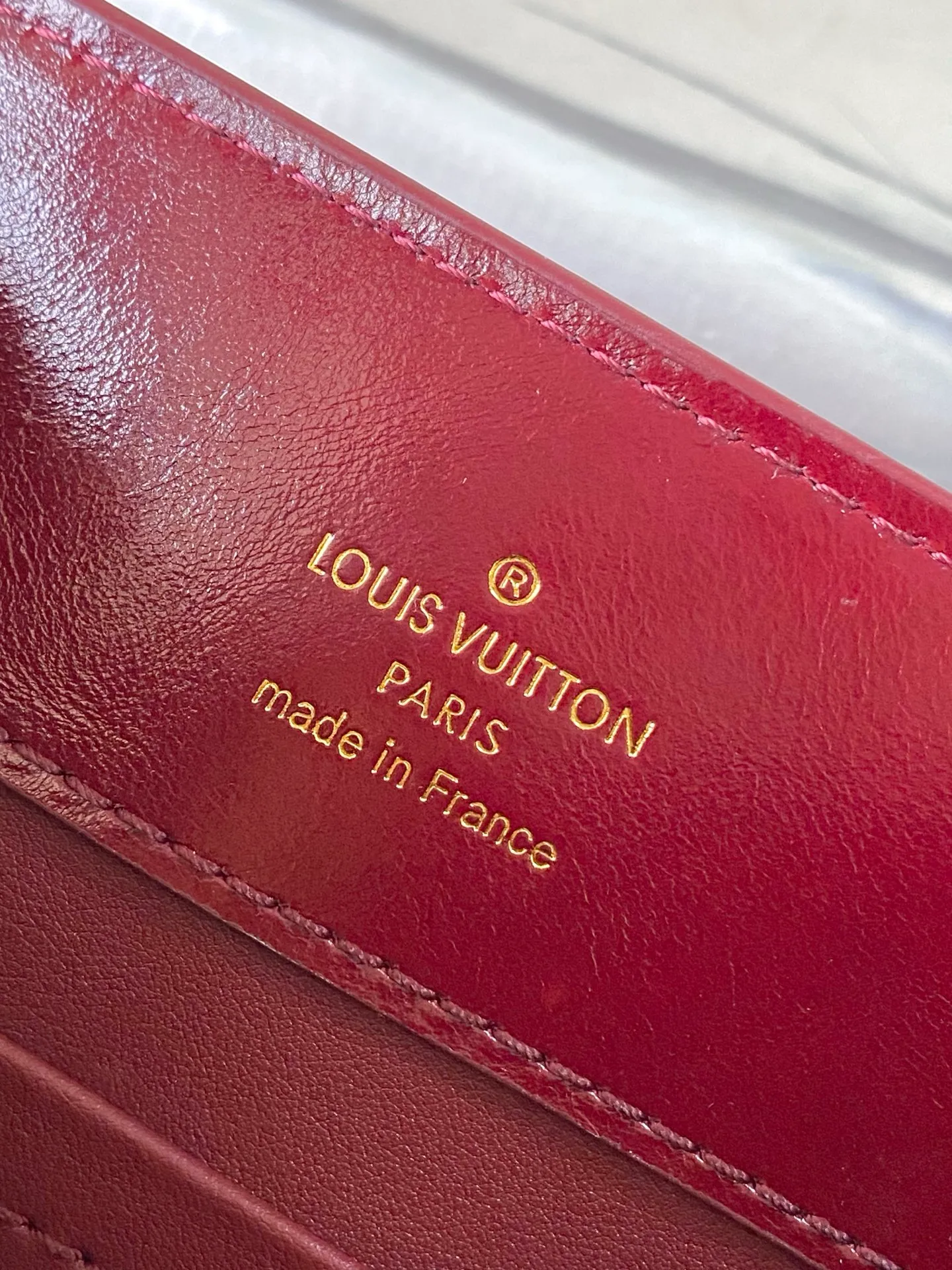 💰2360 "Special Grade Original Leather" M25473 Small Burgundy Oil Waxed Leather This Capucines East-WestBB handbag gives the leather a pleated texture and expresses the new season trend. The cow leather trim outlines smooth lines. The LV letters and detachable chain shine with metallic luster. The spacious interior meets different storage needs. Various carrying methods show functional ingenuity. Size: 26.5*14*8CM