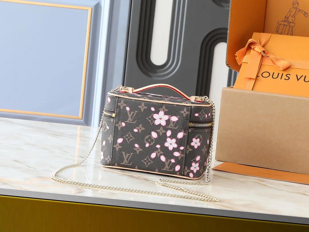 💰280💰Guangzhou goods Upgraded from the original version🔥Double-sided color-changing leather🔥M14181 M42263 M44495 This Nice mini cosmetic bag is made of Monogram coated canvas, with rounded brushstrokes to condense the box-shaped outline. The Cherry Blossom pattern brings out the joyful atmosphere of the Louis Vuitton x Takashi Murakami replica series, the cowhide leather handle shows exquisite details, and the double zipper closure securely stores all your travel needs. Dimensions: 20.0 x 13.5 x 12.0 cm (length x height x width)