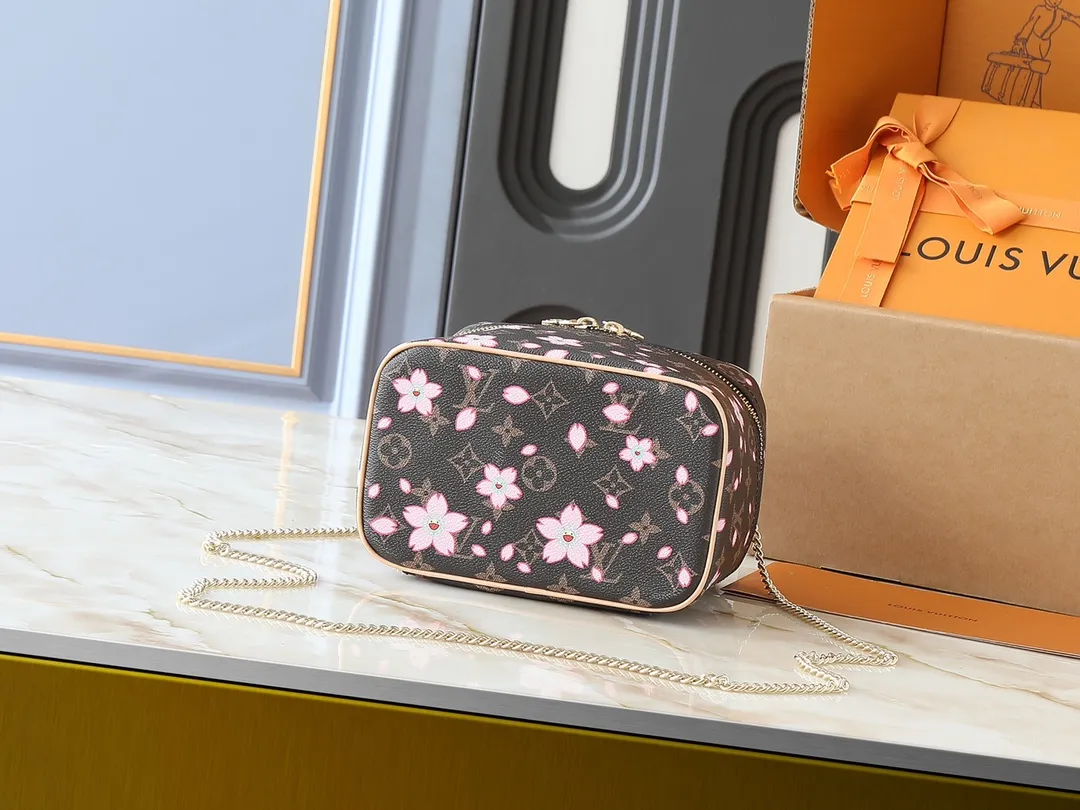 💰280💰Guangzhou goods Upgraded from the original version🔥Double-sided color-changing leather🔥M14181 M42263 M44495 This Nice mini cosmetic bag is made of Monogram coated canvas, with rounded brushstrokes to condense the box-shaped outline. The Cherry Blossom pattern brings out the joyful atmosphere of the Louis Vuitton x Takashi Murakami replica series, the cowhide leather handle shows exquisite details, and the double zipper closure securely stores all your travel needs. Dimensions: 20.0 x 13.5 x 12.0 cm (length x height x width)