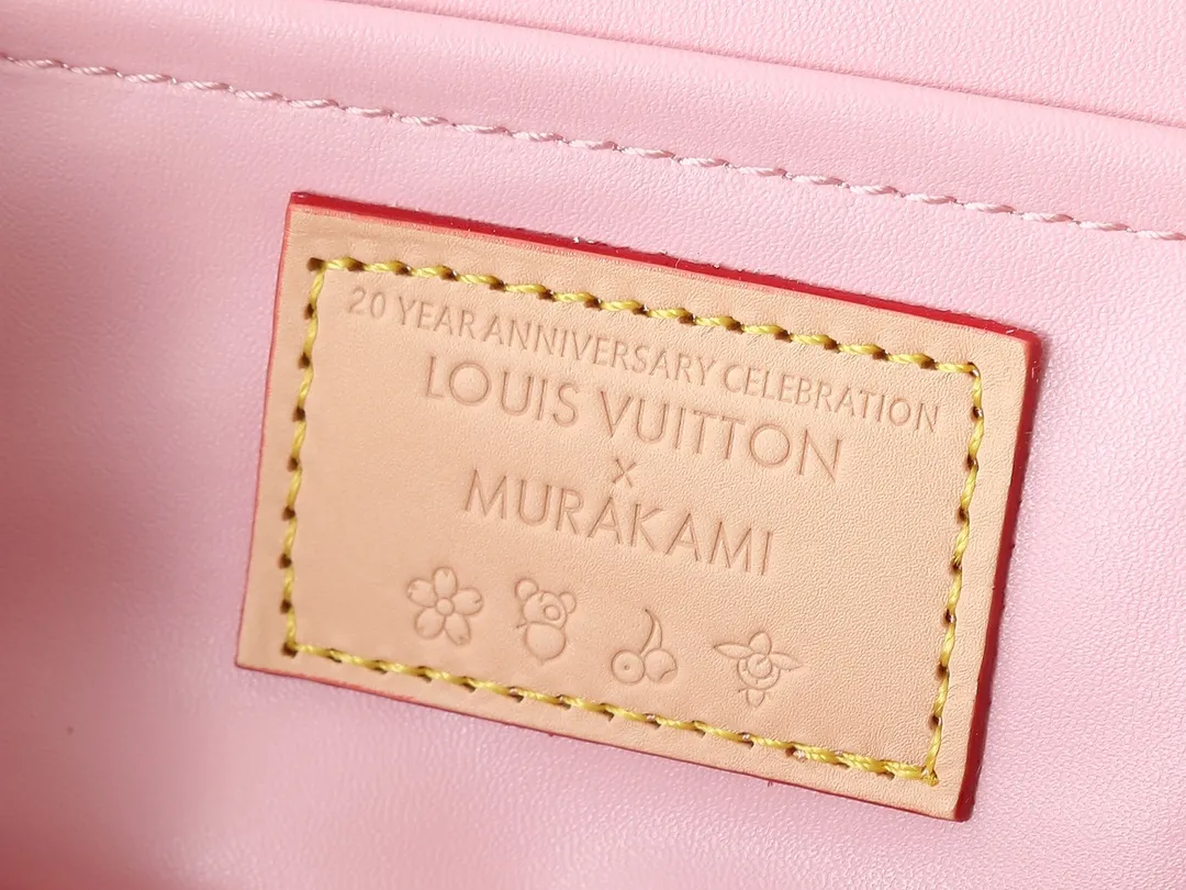 💰280💰Guangzhou goods Upgraded from the original version🔥Double-sided color-changing leather🔥M14181 M42263 M44495 This Nice mini cosmetic bag is made of Monogram coated canvas, with rounded brushstrokes to condense the box-shaped outline. The Cherry Blossom pattern brings out the joyful atmosphere of the Louis Vuitton x Takashi Murakami replica series, the cowhide leather handle shows exquisite details, and the double zipper closure securely stores all your travel needs. Dimensions: 20.0 x 13.5 x 12.0 cm (length x height x width)