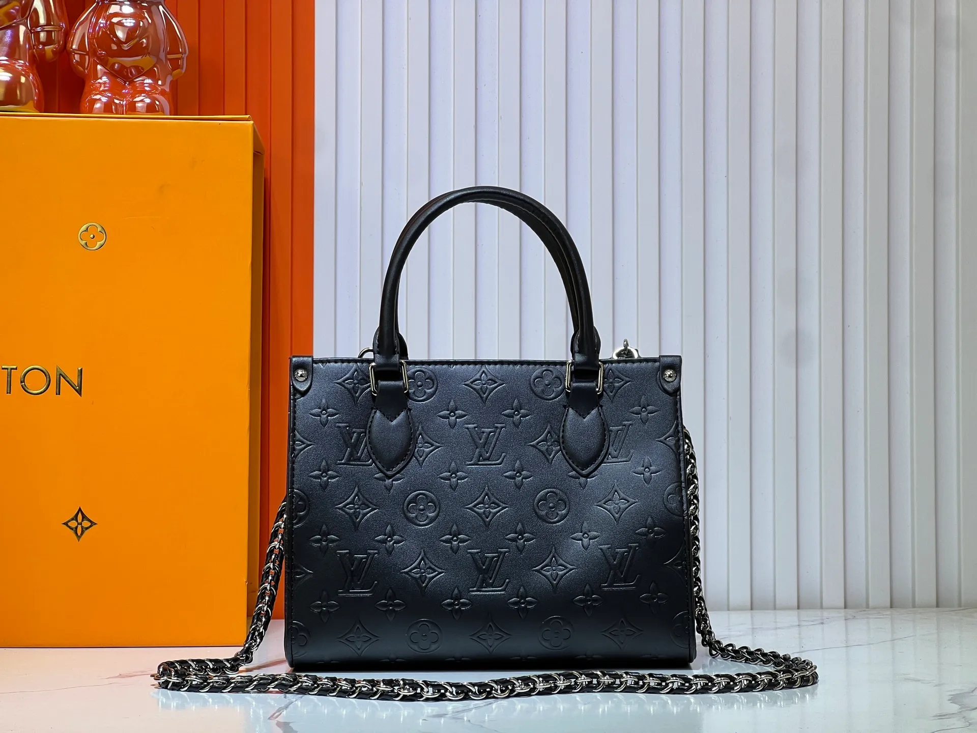 Batch 260💰Upgraded original M14576 M45659 This OnTheGo small handbag comes from the Monogram Bold series, finishing the 2025 spring and summer show with its neat structure. The Monogram embossed leather bag features dazzling metal hardware and a detachable braided chain. It has ample space to accommodate daily essentials, making it a perfect choice for urban commuting and weekend outings. Dimensions: 25.0 x 19.0 x 11.5 cm (length x height x width)