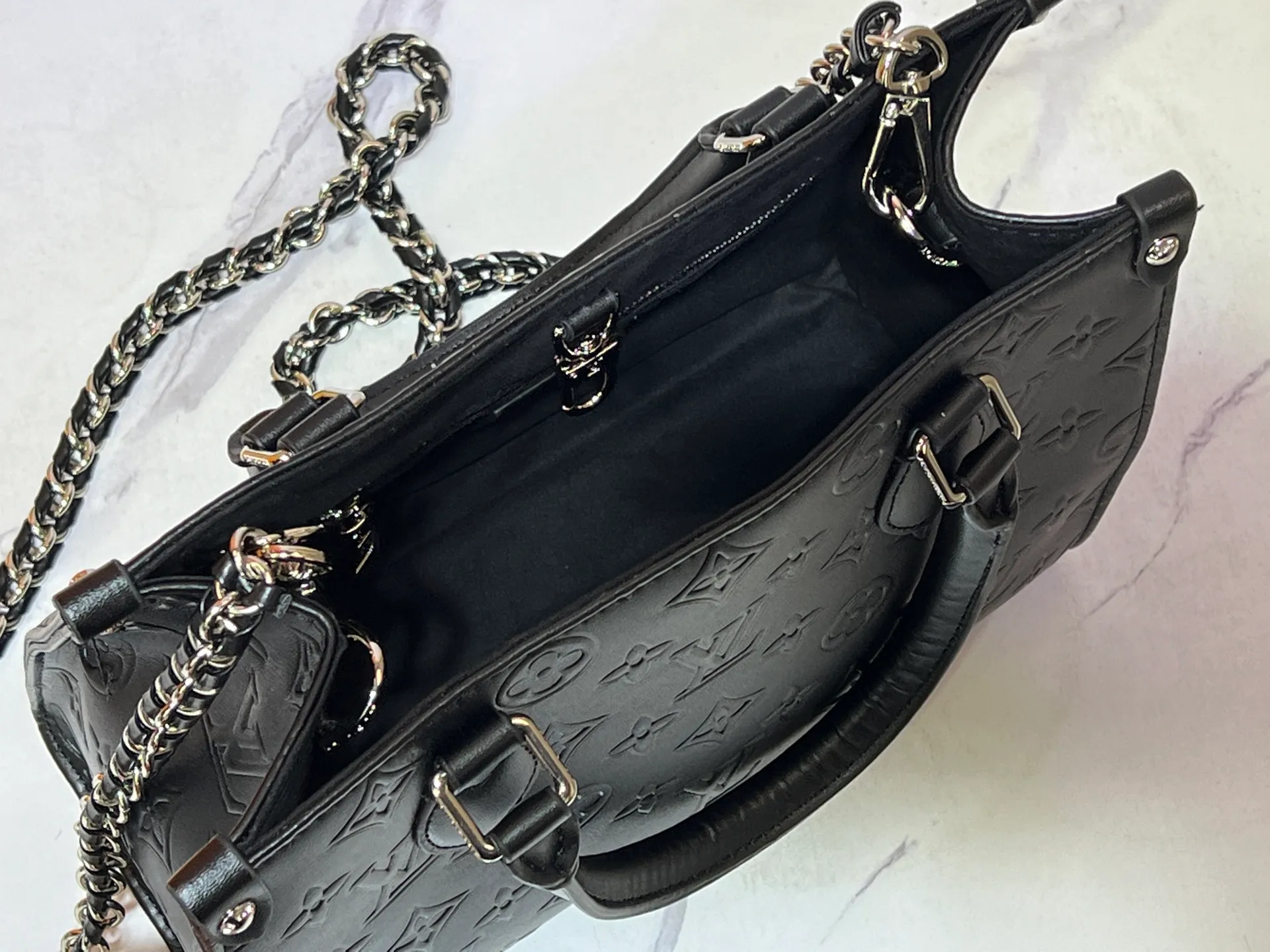 Batch 260💰Upgraded original M14576 M45659 This OnTheGo small handbag comes from the Monogram Bold series, finishing the 2025 spring and summer show with its neat structure. The Monogram embossed leather bag features dazzling metal hardware and a detachable braided chain. It has ample space to accommodate daily essentials, making it a perfect choice for urban commuting and weekend outings. Dimensions: 25.0 x 19.0 x 11.5 cm (length x height x width)