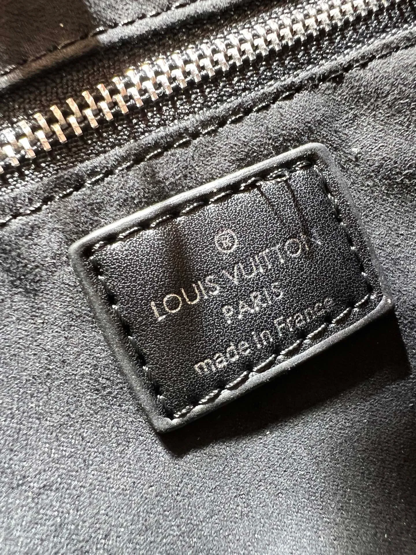 Batch 260💰Upgraded original M14576 M45659 This OnTheGo small handbag comes from the Monogram Bold series, finishing the 2025 spring and summer show with its neat structure. The Monogram embossed leather bag features dazzling metal hardware and a detachable braided chain. It has ample space to accommodate daily essentials, making it a perfect choice for urban commuting and weekend outings. Dimensions: 25.0 x 19.0 x 11.5 cm (length x height x width)