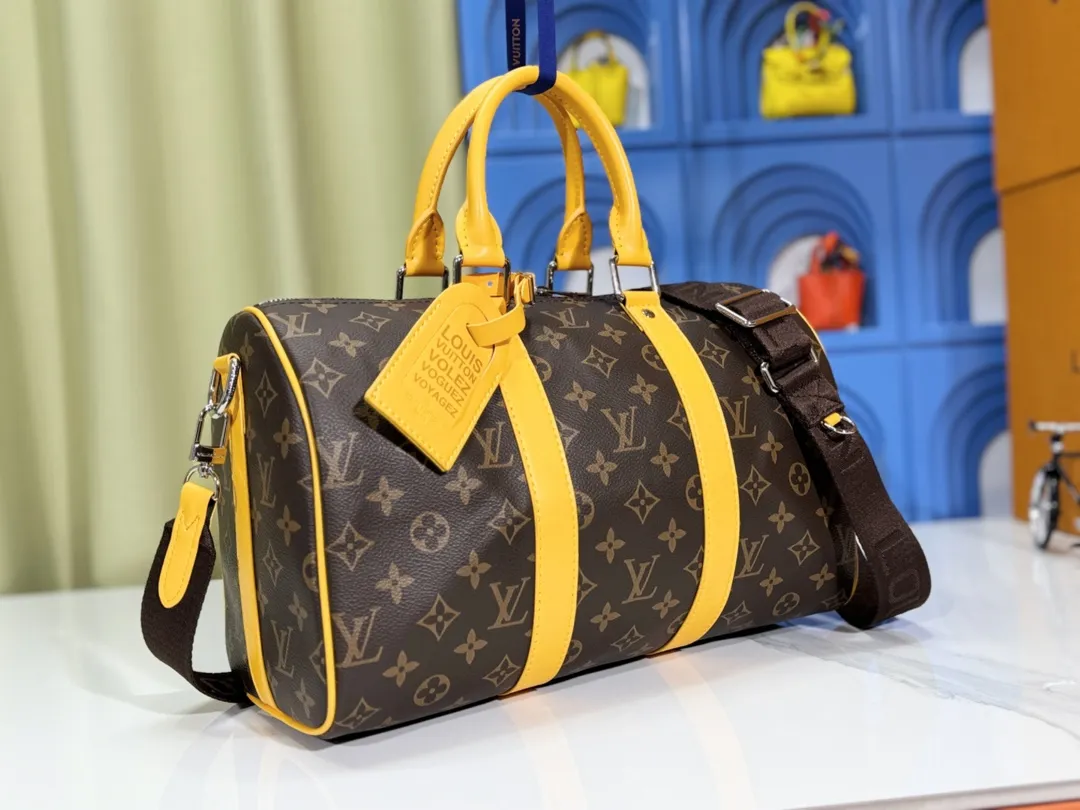P280💰Upgraded original version M12765 presbyopic green M13201 presbyopic yellow M46655 black flower M22765 embossed This Keepall Bandoulière 35 handbag uses Monogram Eclipse coated canvas to convey restrained demeanor. Leather top handles, side straps and hardware reflect classic heritage, while a removable and adjustable shoulder strap makes it comfortable to carry over the shoulder. 34.0 x 21.0 x 16.0 cm (length x height x width)